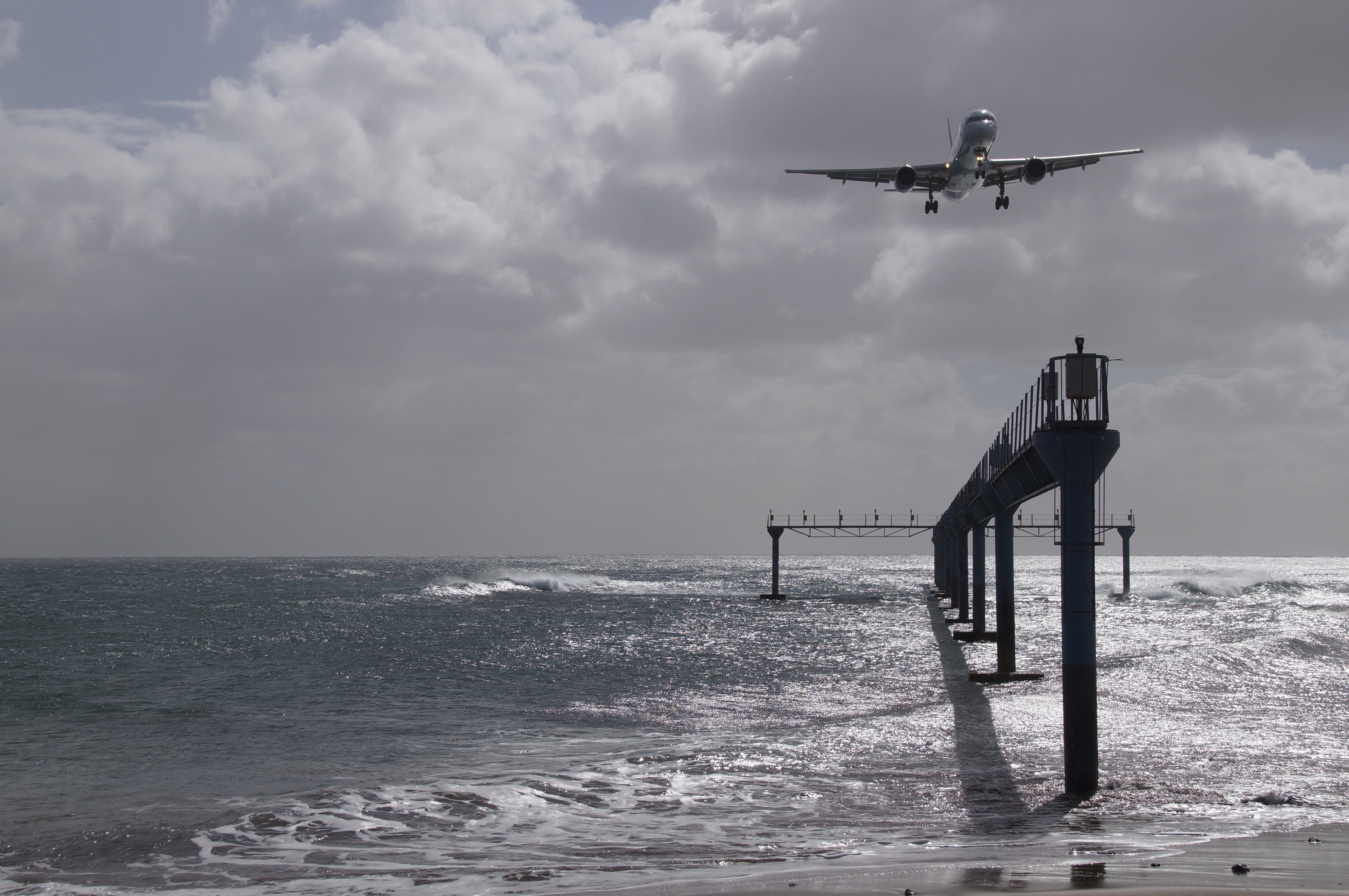 sea, waterfront, jet, aircraft, sparkle, scenics - nature, plane, travel, beauty in nature, horizon over water, anticipation, clouds, 4K, landing, flying, HD Wallpaper