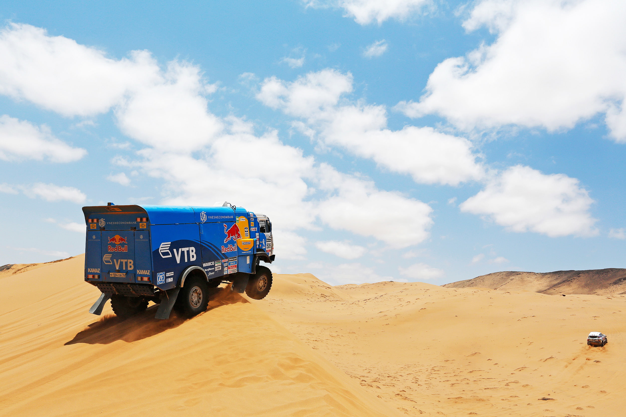 1080P, Dakar, 2014, Race, KAMAZ, dump, Clouds, red, bull, Dune, Sport, Truck, Rally, Blue, Machine, Sand, HD Wallpaper
