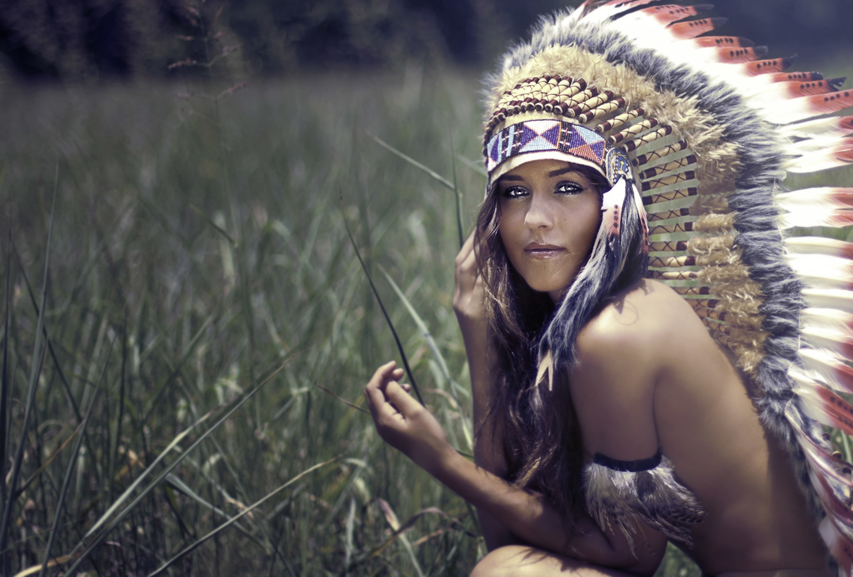 real people, outdoors, blur, looking, nature, 2K, headwear, young adult, multicolored, chieftain, one person, clothing, lifestyles, women, feathers, leisure activity, HD Wallpaper