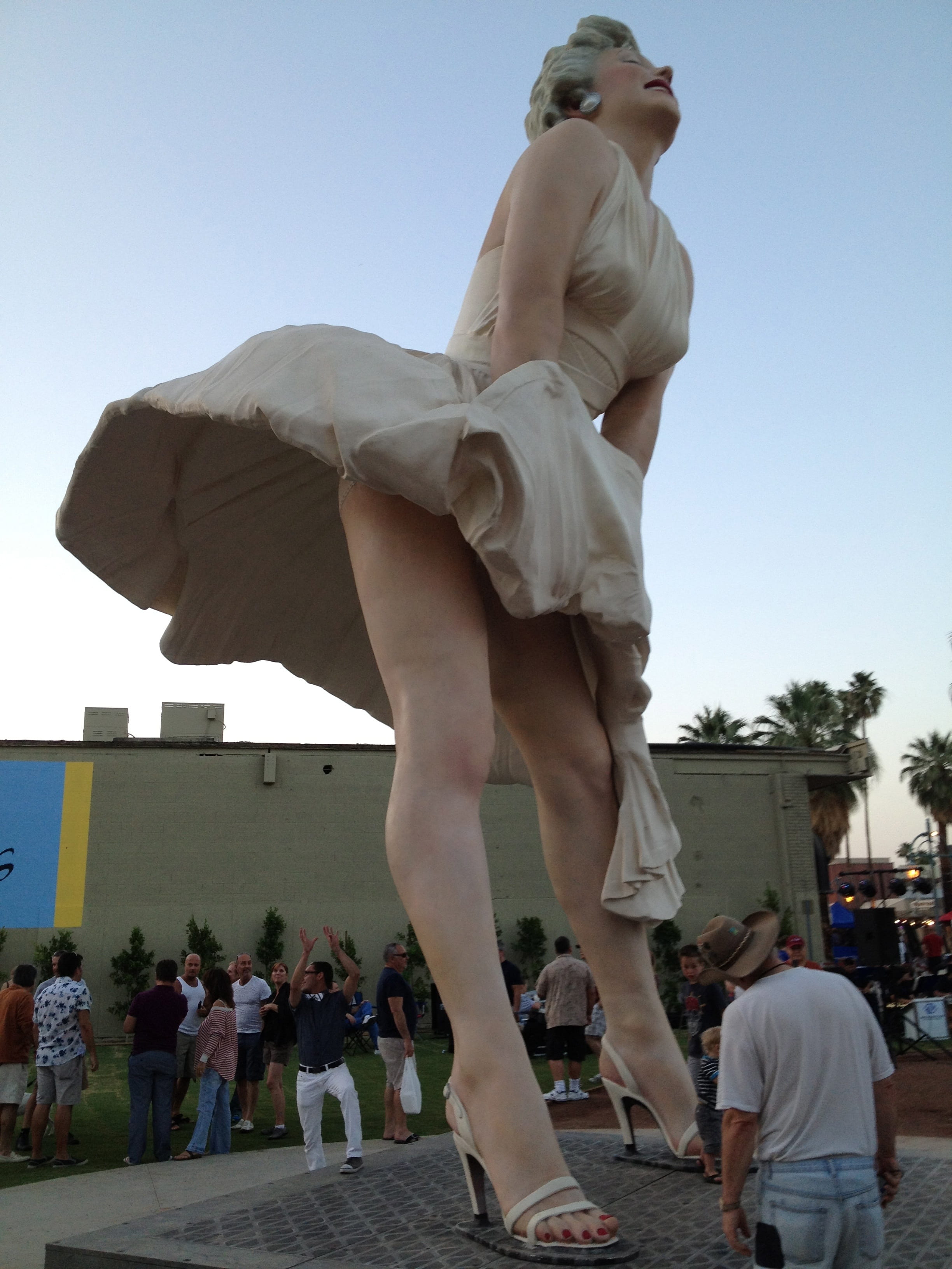 full length, women, statue, clothing, nature, famous, actress, monument, outdoors, grate, performance, leisure activity, adult, architecture, 2K, star, Phone HD Wallpaper