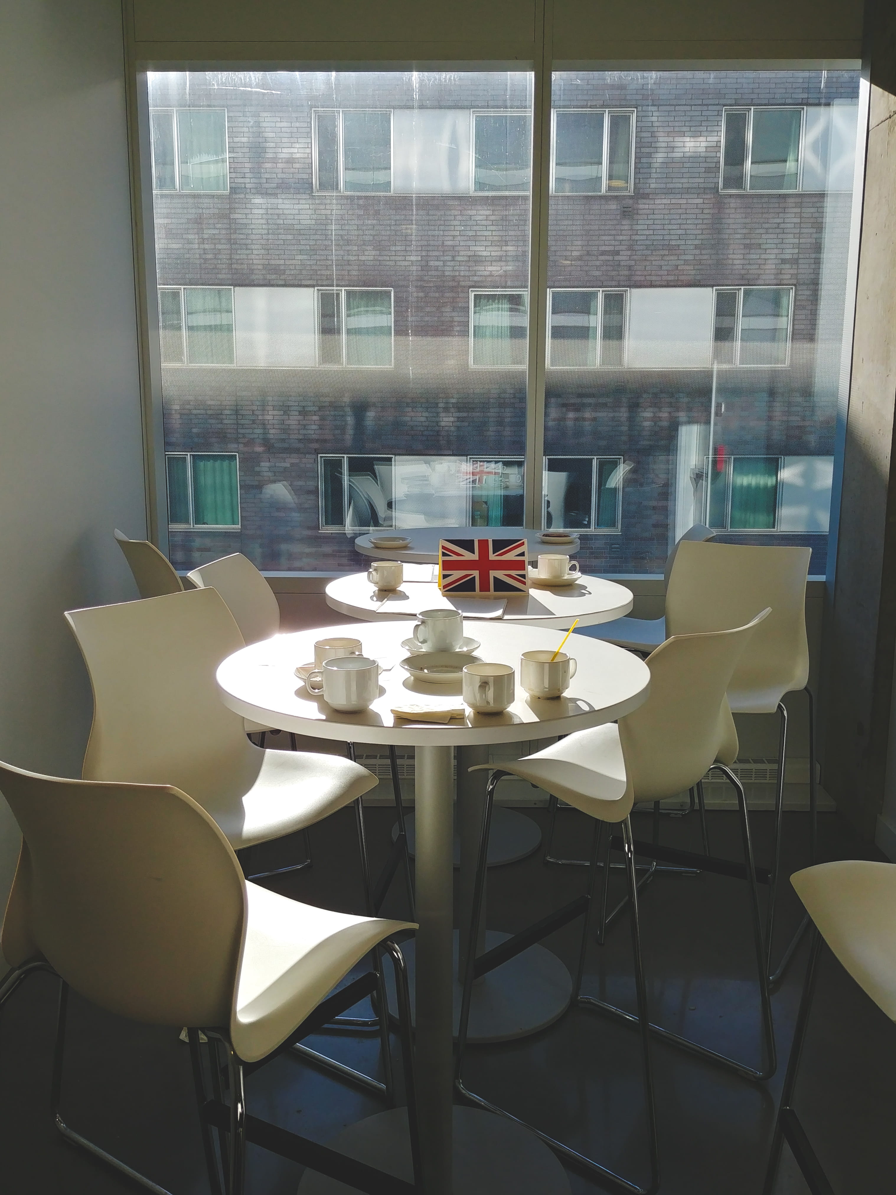 arrangement, glass - material, école de technologie supérieure éts, restaurant, building, sun, chair, 4K, transparent, cafeteria, architecture, luxury, Phone HD Wallpaper