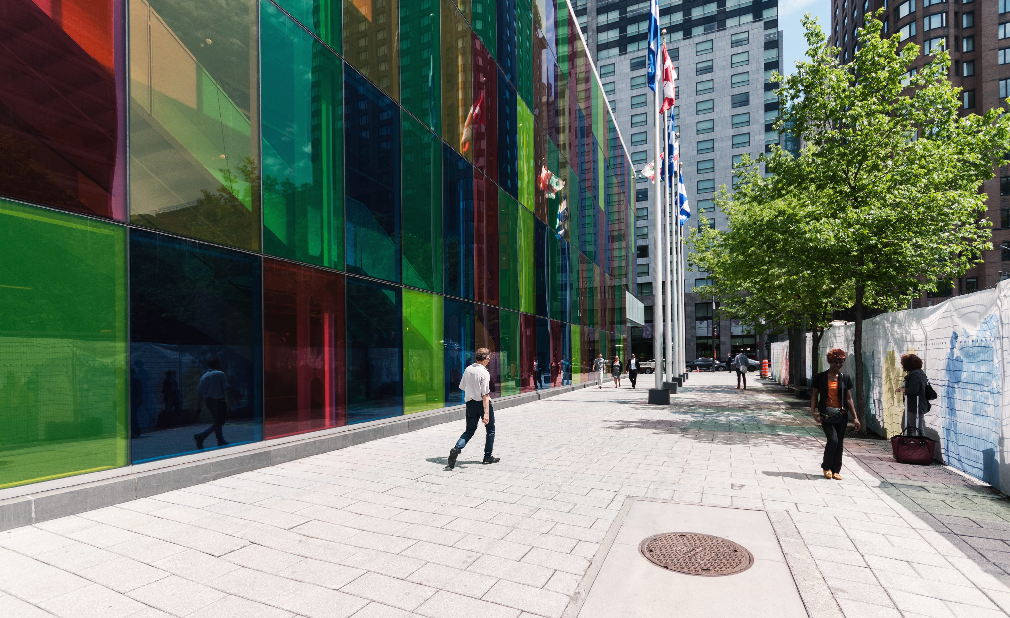 city life, men, incidental people, day, architecture, 4K, women, tree, glass - material, office building exterior, walking, human, lifestyles, office building, HD Wallpaper