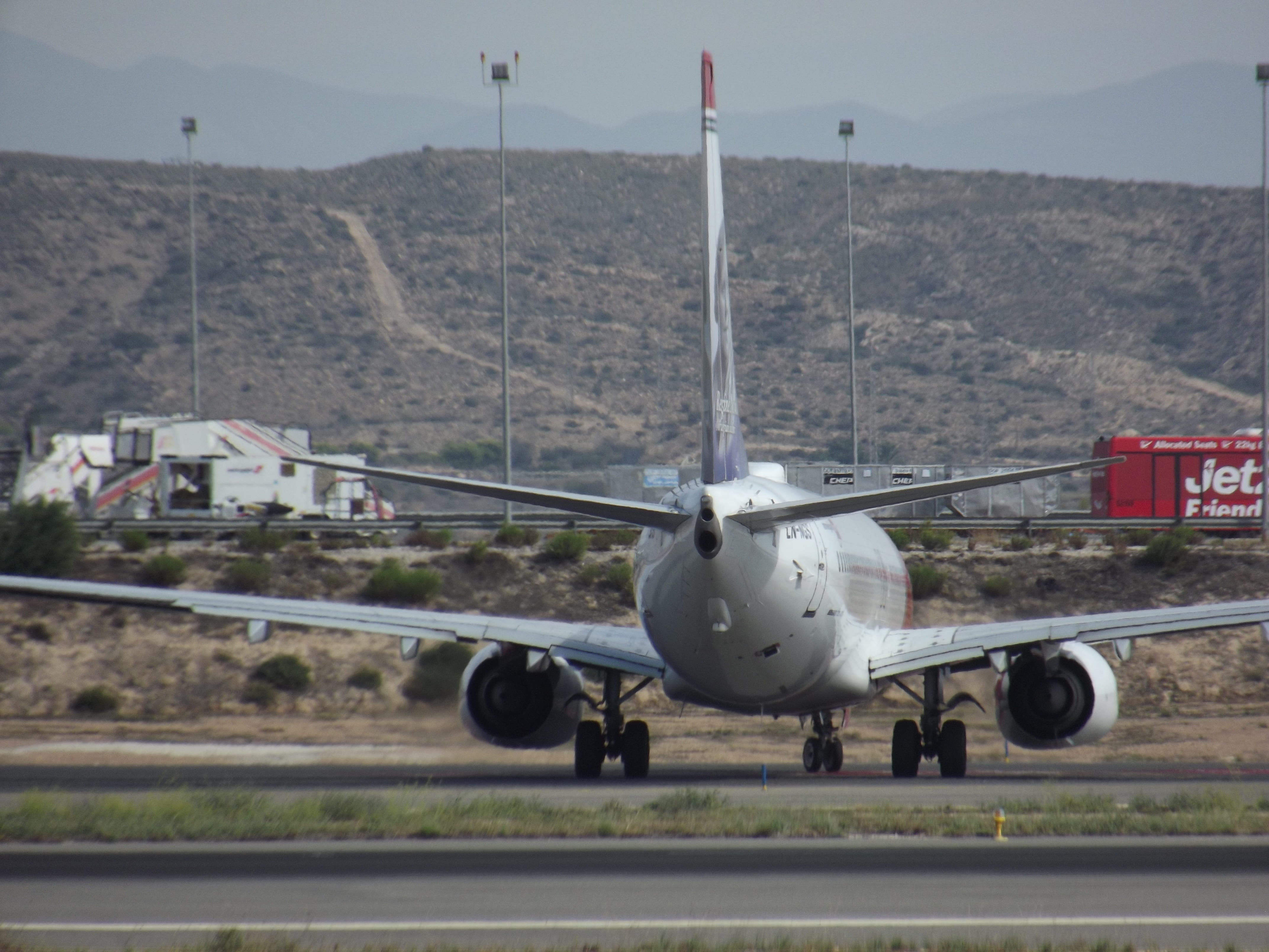transportation, no people, commercial, environment, day, road, arrival, airliner, public transportation, travel, on the move, 737, motion, airport, flying, HD Wallpaper