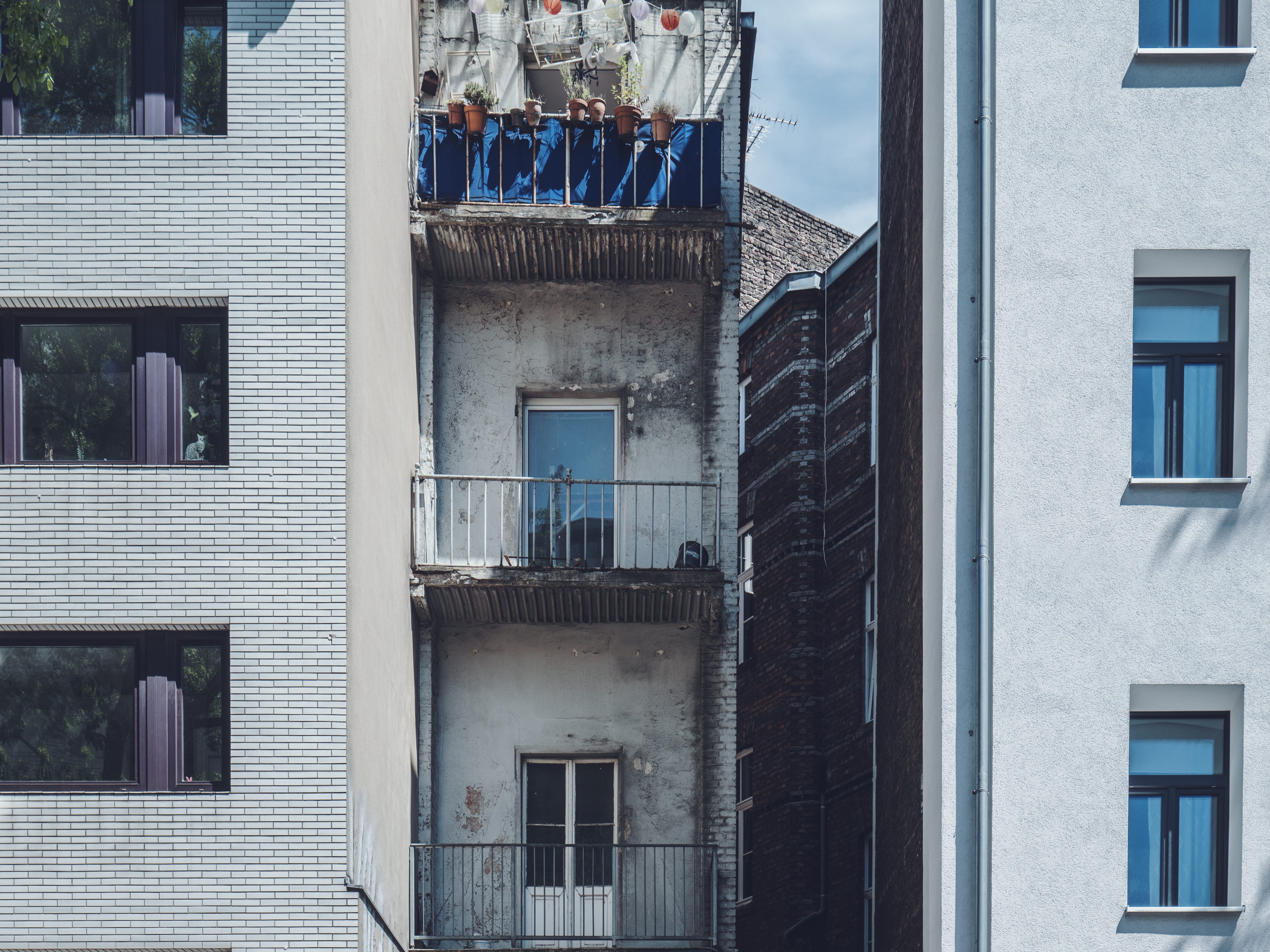 day, balcony, glass - material, house, window, geometric, geometry, 4K, modern, decay, hanging, residential district, sunlight, building, built structure, HD Wallpaper