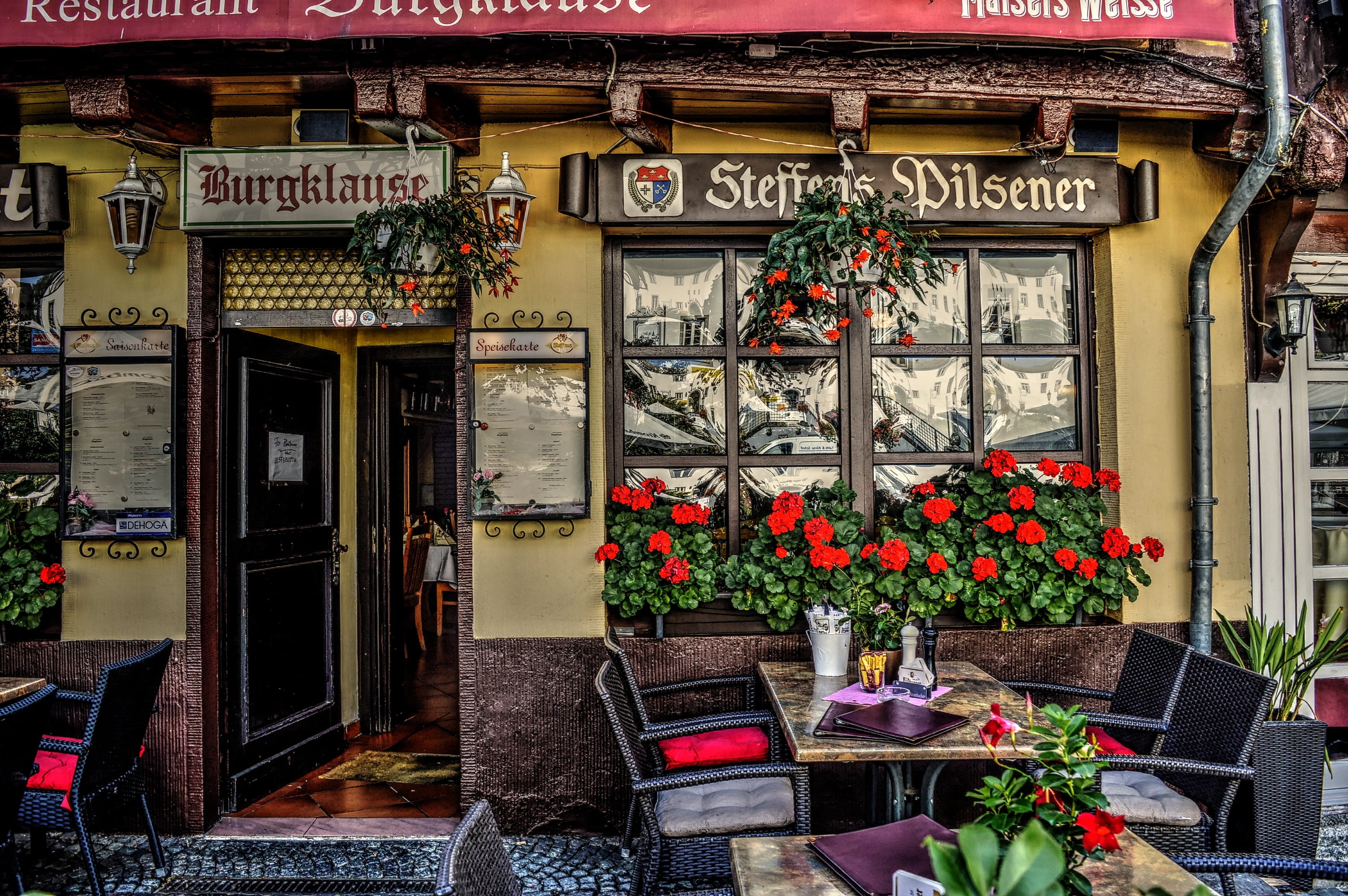 architecture, business, seat, building exterior, cafe, flower, outdoors, nature, restaurant, burgplaz, retail display, burgklause, painting, city, 2K, HD Wallpaper