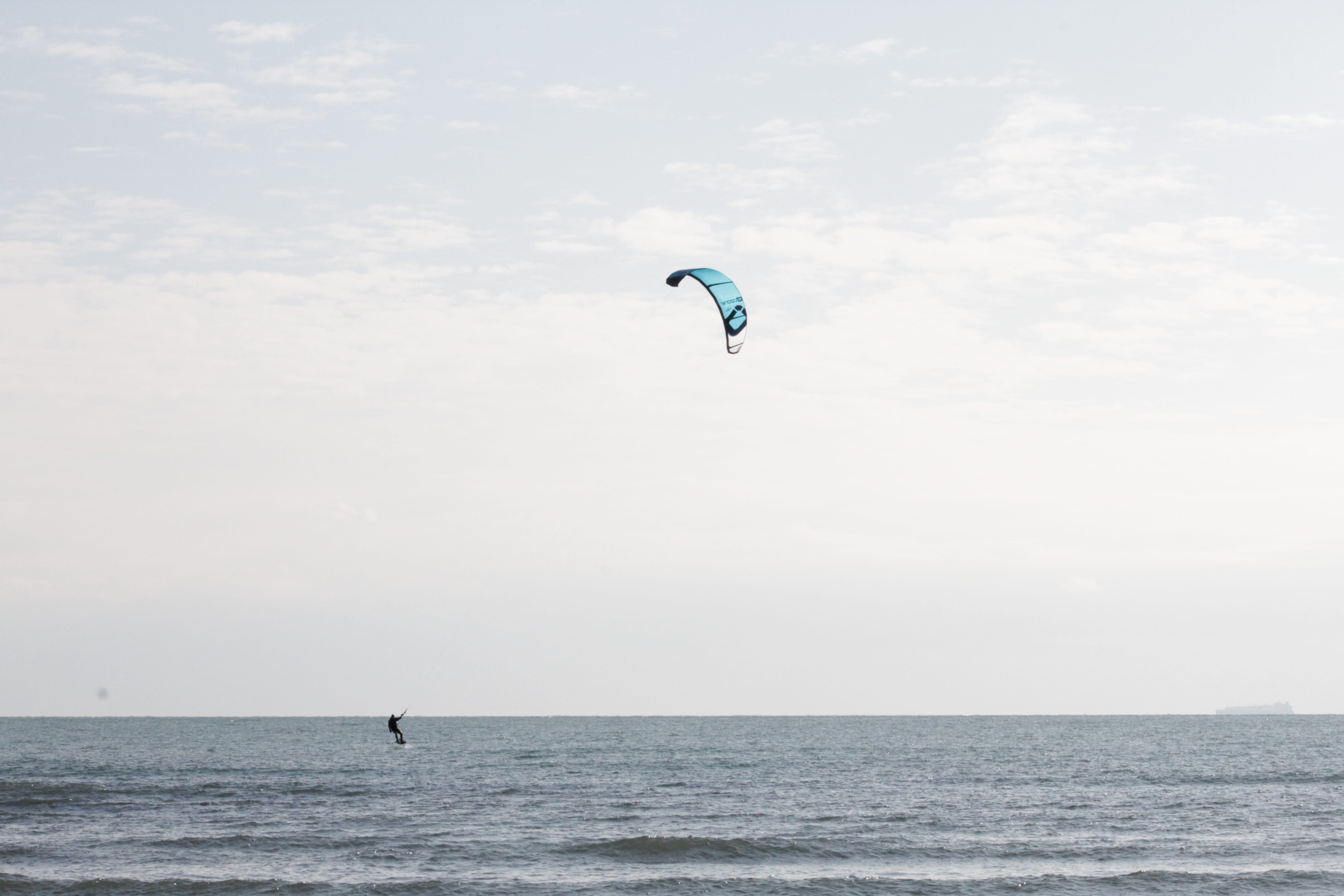 kitesurf, 5K, surf, one person, outdoors, horizon, water, sport al mare, freedom, paragliding, horizon over water, sky, scenics - nature, cloud - sky, HD Wallpaper