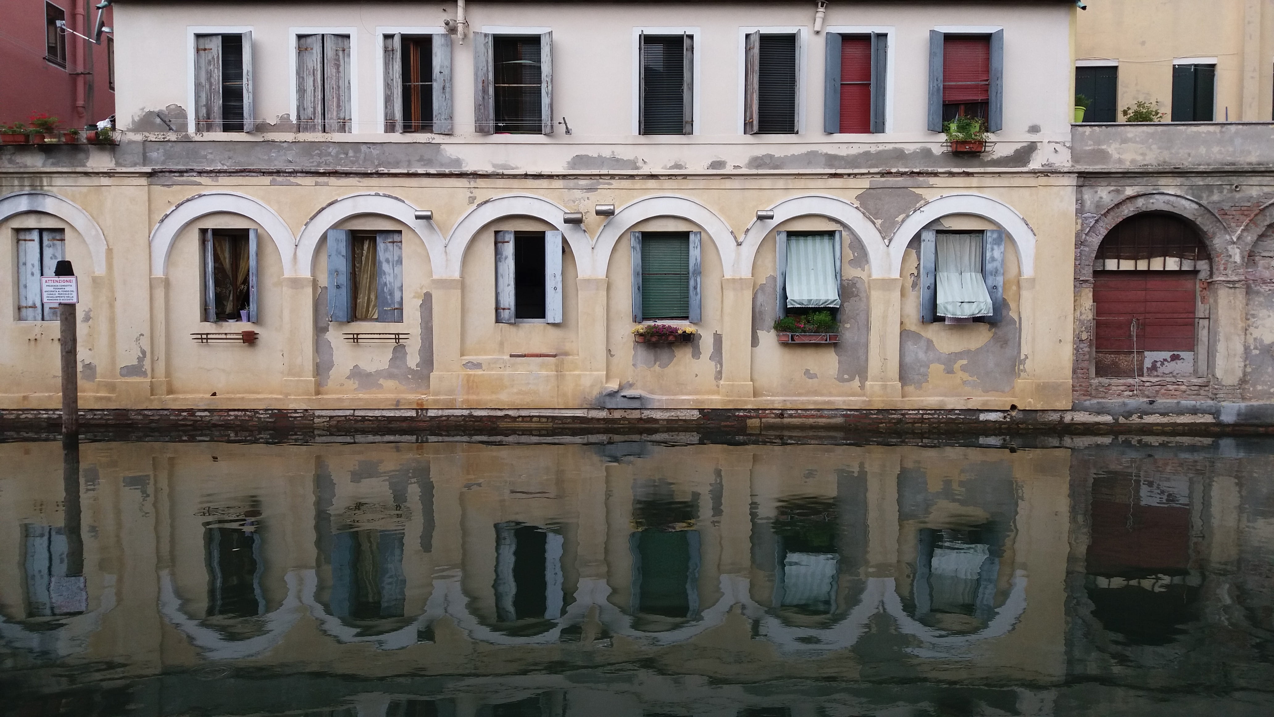 house, water, building exterior, waterfront, no people, calm, in a row, built structure, street, 4K, monument, canal, old, white, arch, beside, reflection, HD Wallpaper