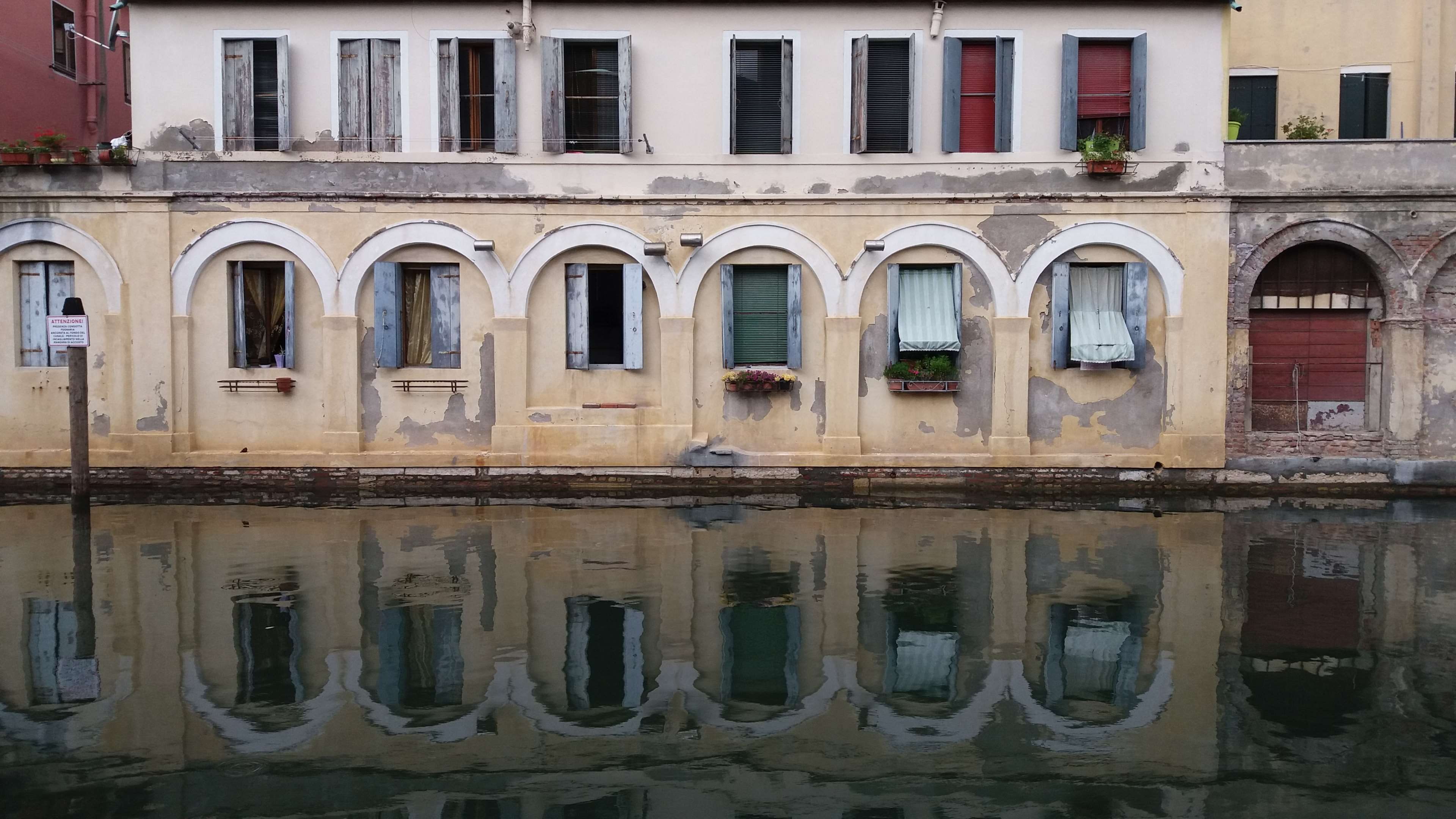 day, channel, 4K, arch, street, outdoors, side by side, in a row, monument, built structure, reflection, no people, building, nature, city, chioggia, building exterior, HD Wallpaper
