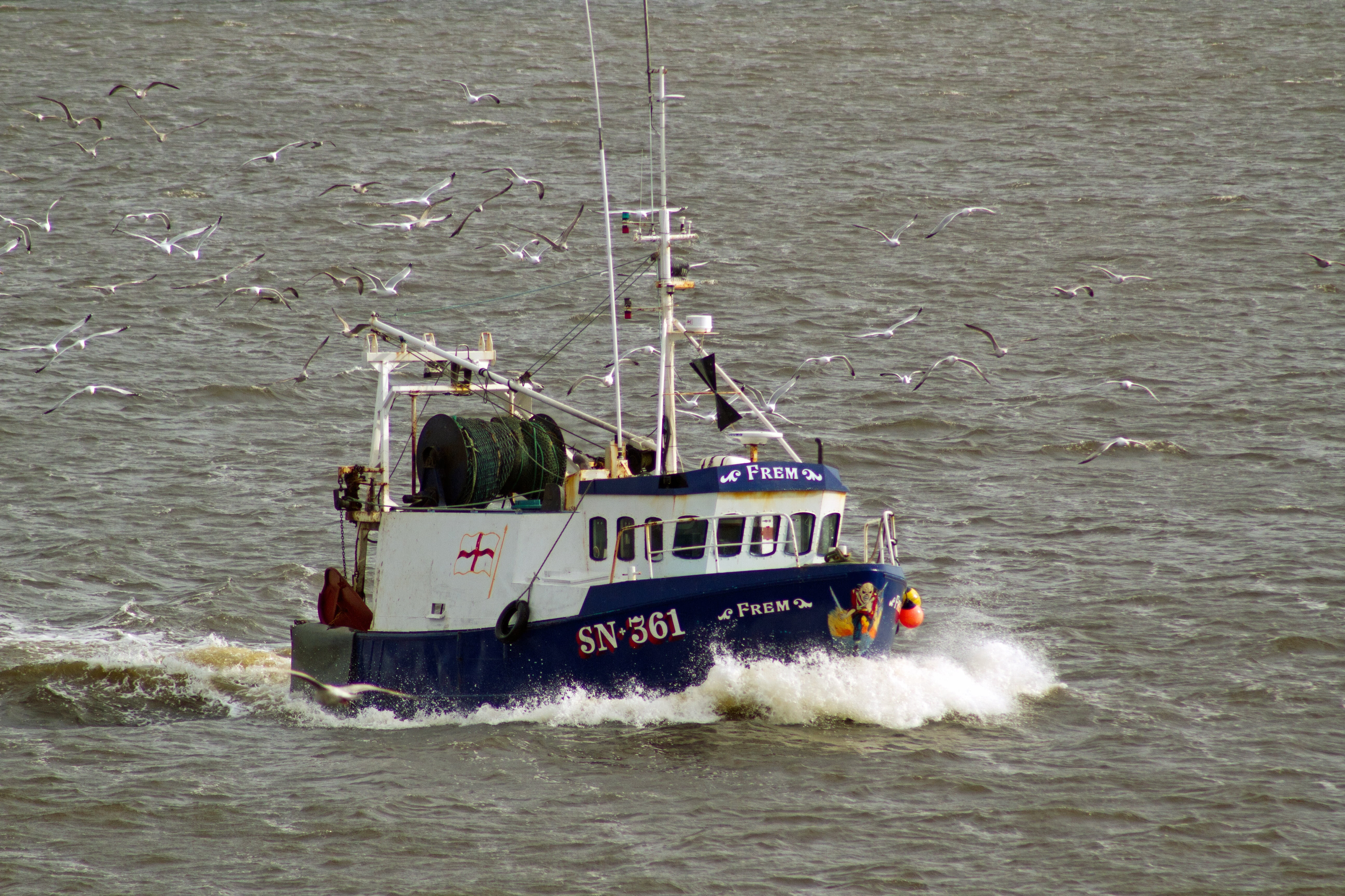 trawler, arrival, speed, outdoors, on the move, people, nautical Vessel, wave, military training, transportation, military, river tyne, motion, sea, business, HD Wallpaper