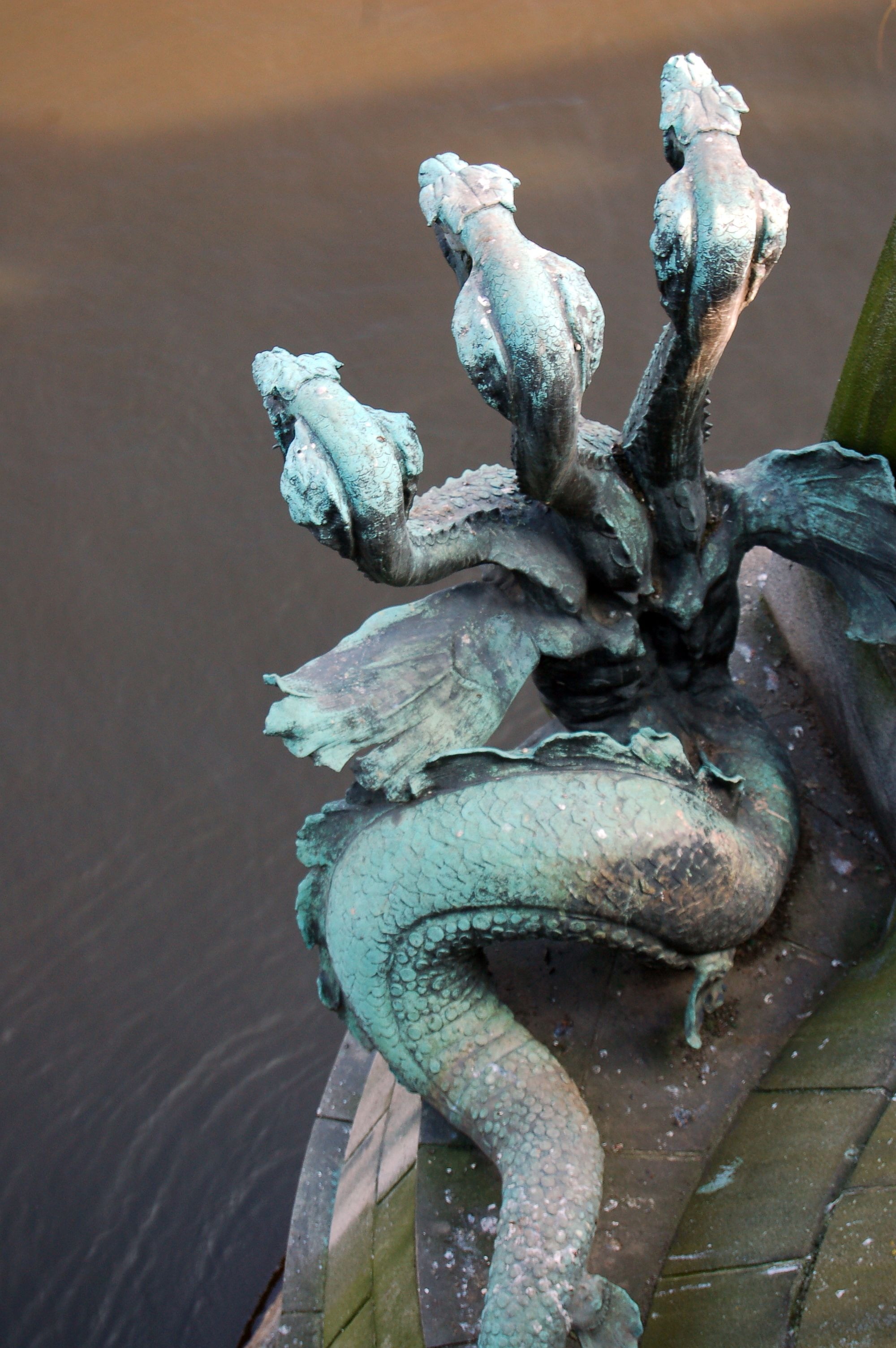 nature, dragon, architecture, head, art and craft, bridge, focus on foreground, chain, close-up, 2K, water, sculpture, creativity, high angle view, metal, Phone HD Wallpaper