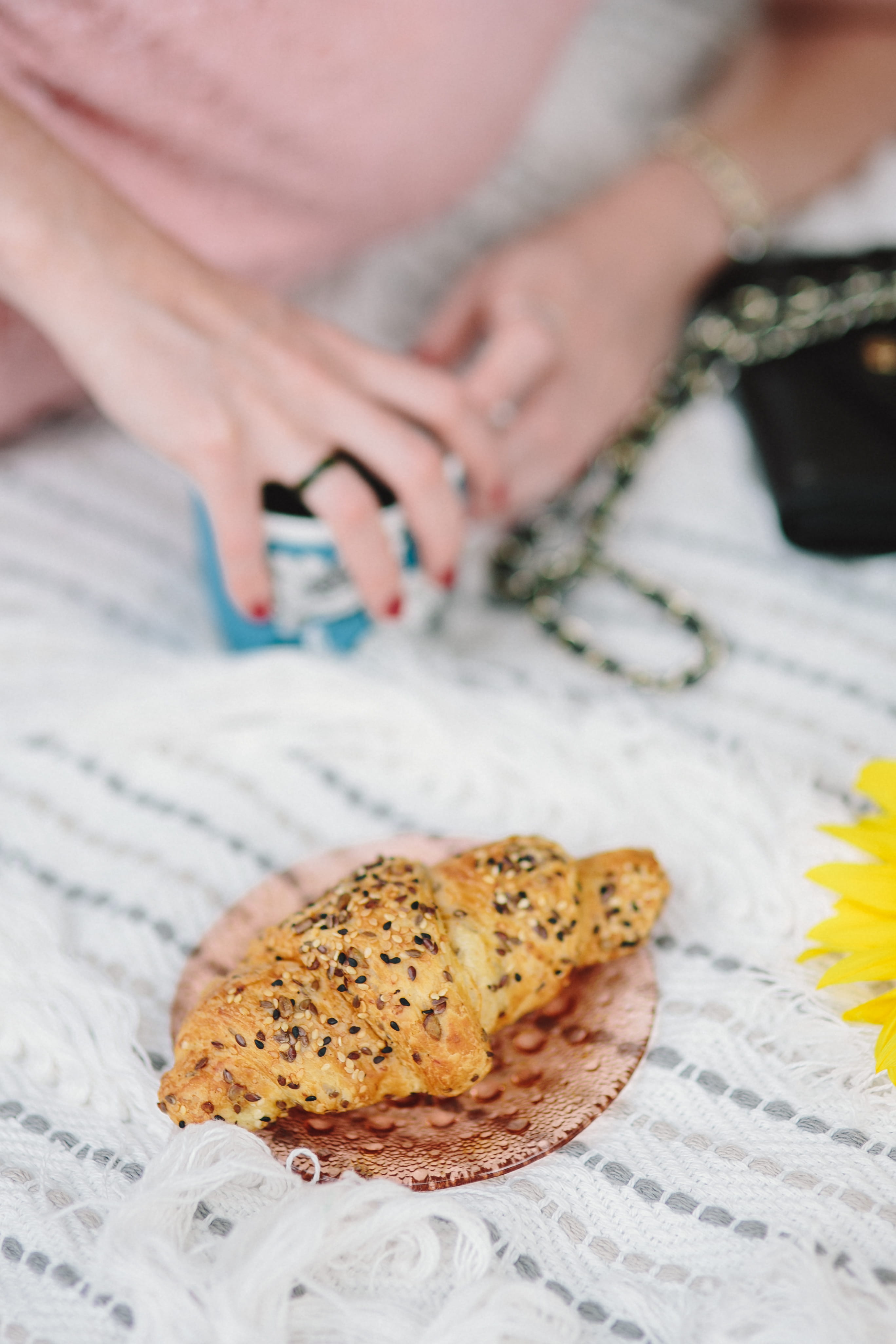 food, adults only, human body part, women, outdoor, human limb, light, bread, outside, blanket, finger, caucasian Ethnicity, people, homemade, selective focus, Phone HD Wallpaper