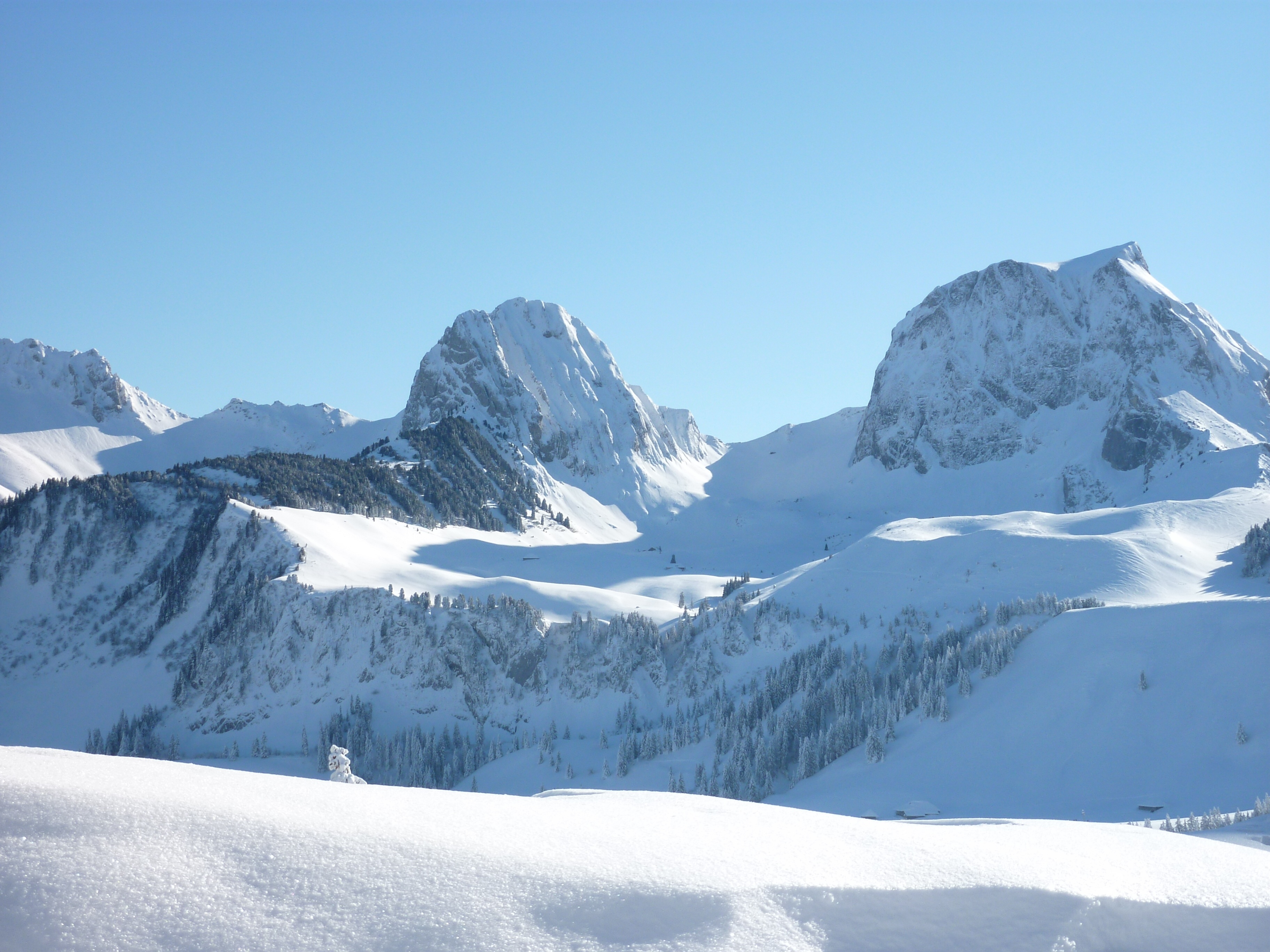 tranquil scene, skiing, winter, snow, white, environment, tranquility, scenics - nature, outdoors, blue, white color, gantrisch, snowcapped mountain, beauty in nature, HD Wallpaper
