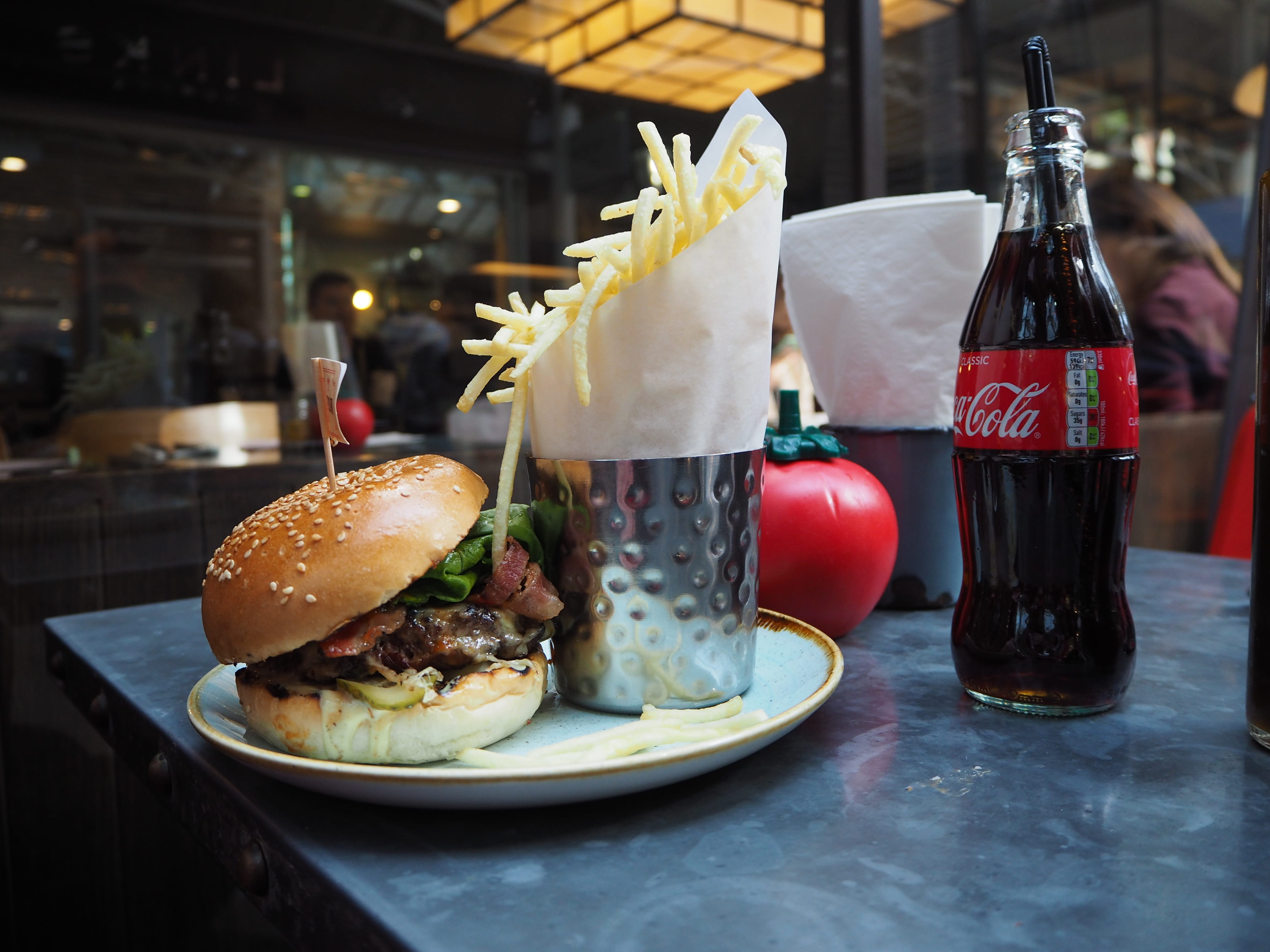 plate, condiment, katchup, coca, soft, cheeseburger, fries, potator, fast, focus on foreground, restaurant, temptation, indoors, indulgence, garnish, unhealthy eating, HD Wallpaper