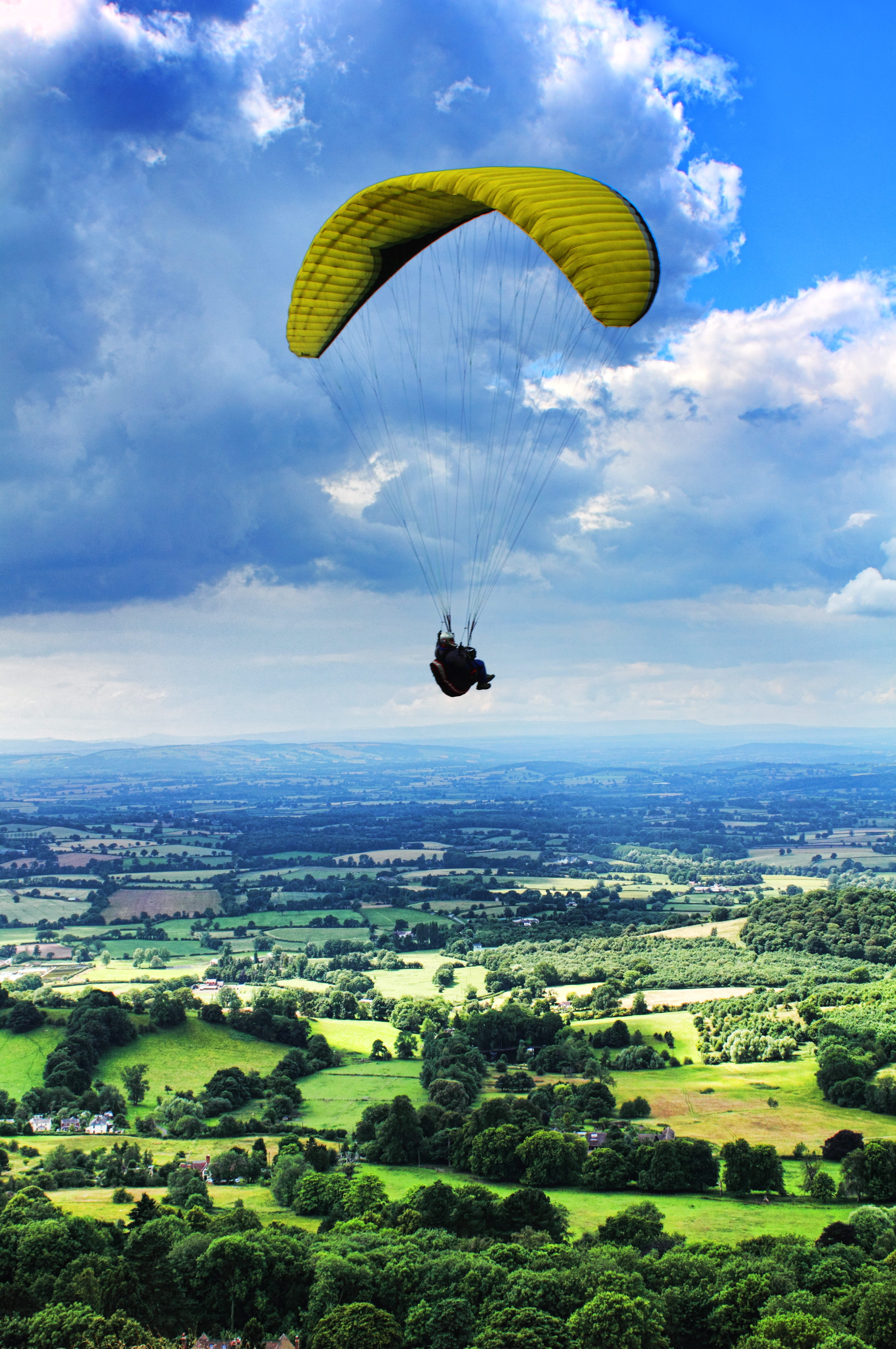 Malvern Hills, 5K, sky, flight, non-urban scene, field, tourism, paraglider, leisure, paragliding, sight, cloudy, freedom, trees, active, sport, cloud - sky, Phone HD Wallpaper
