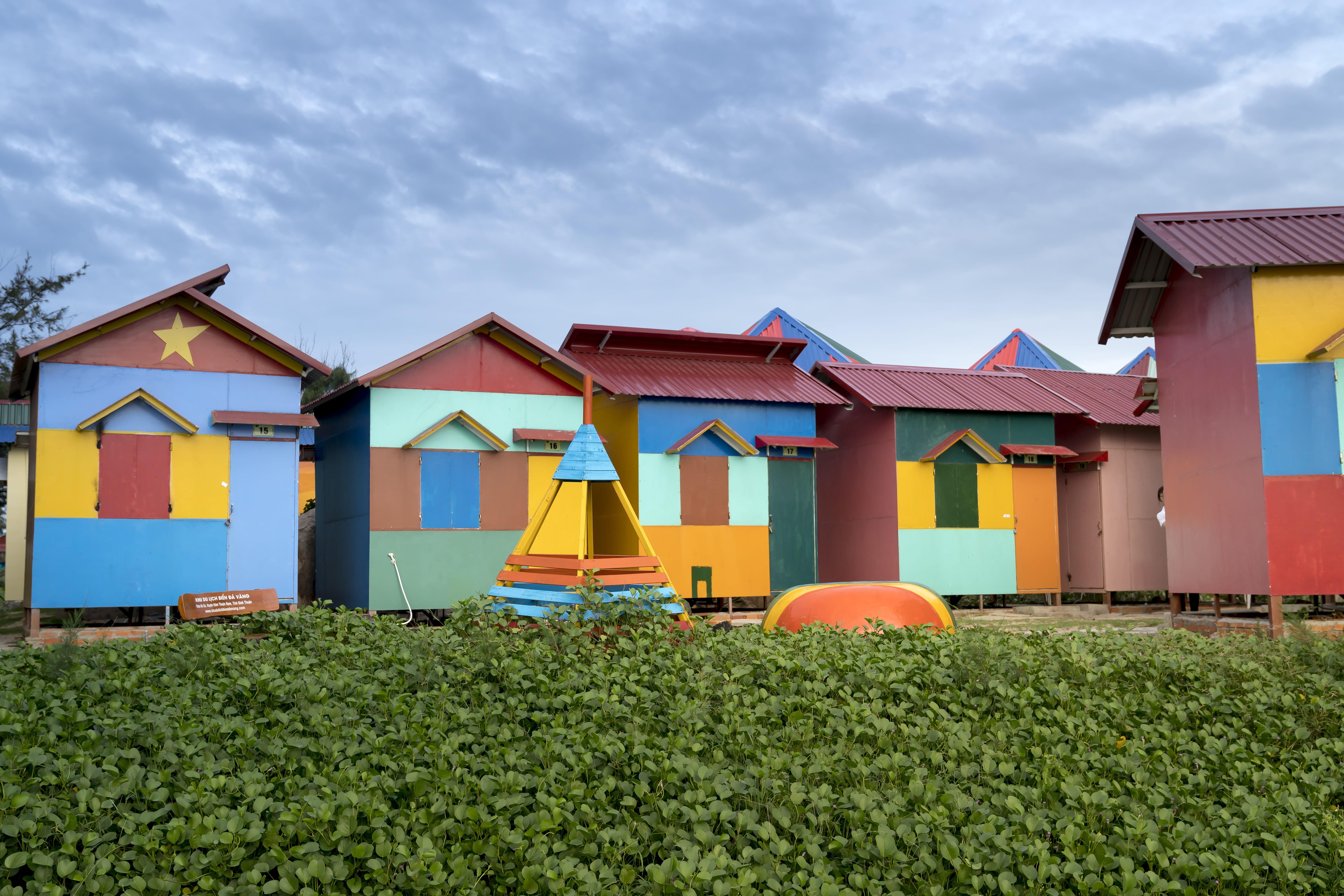 the structure is built, day, hut, land, sky, travel, wood, the beach, building exterior, 5K, tree, village, photography, the sea, wall art special, outdoors, HD Wallpaper
