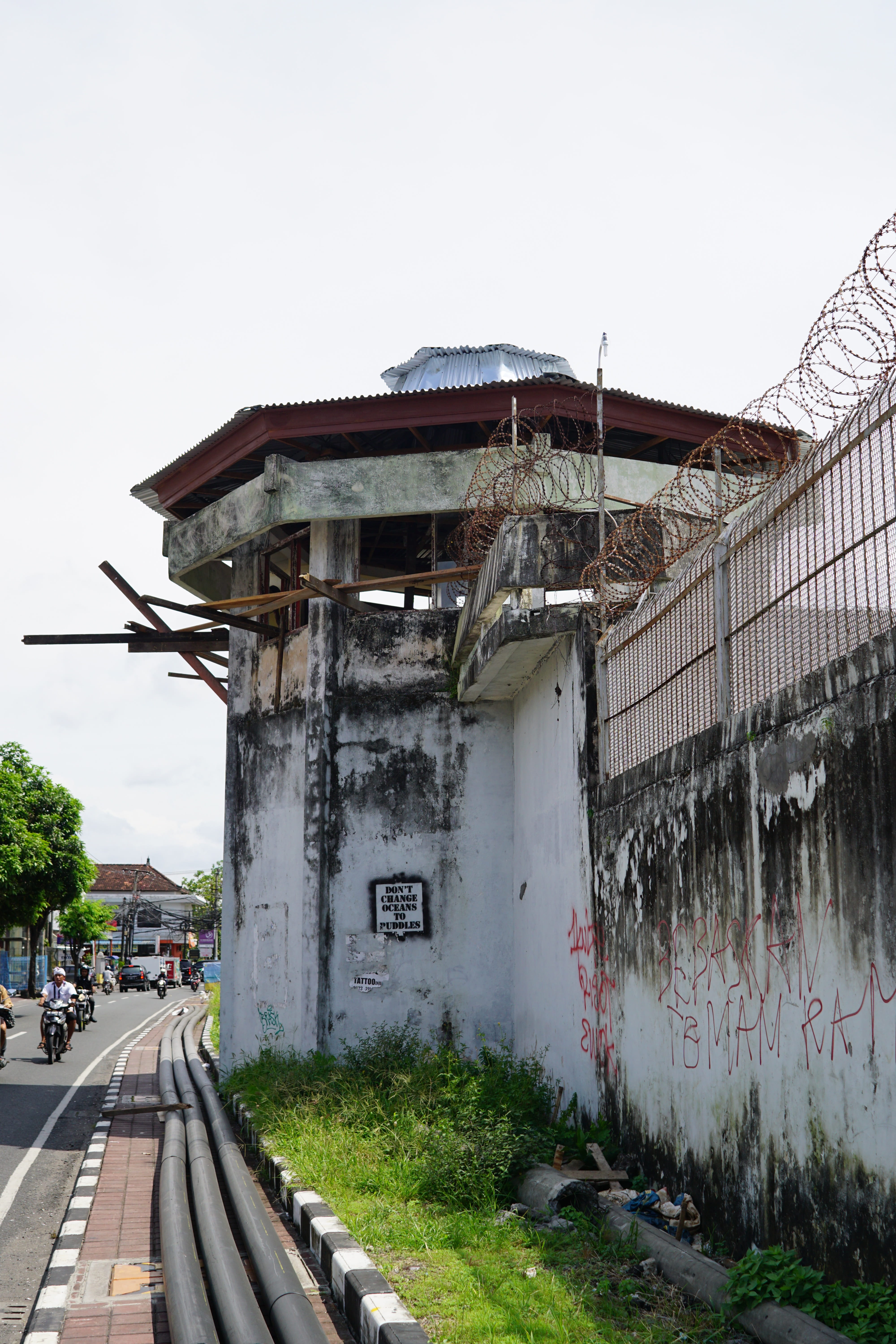 wall smeared, tower, dilapidated, built structure, graffiti, no people, broken, mold, denpasar, barbed wire, site, plant, street, building, kerobokan, day, Phone HD Wallpaper