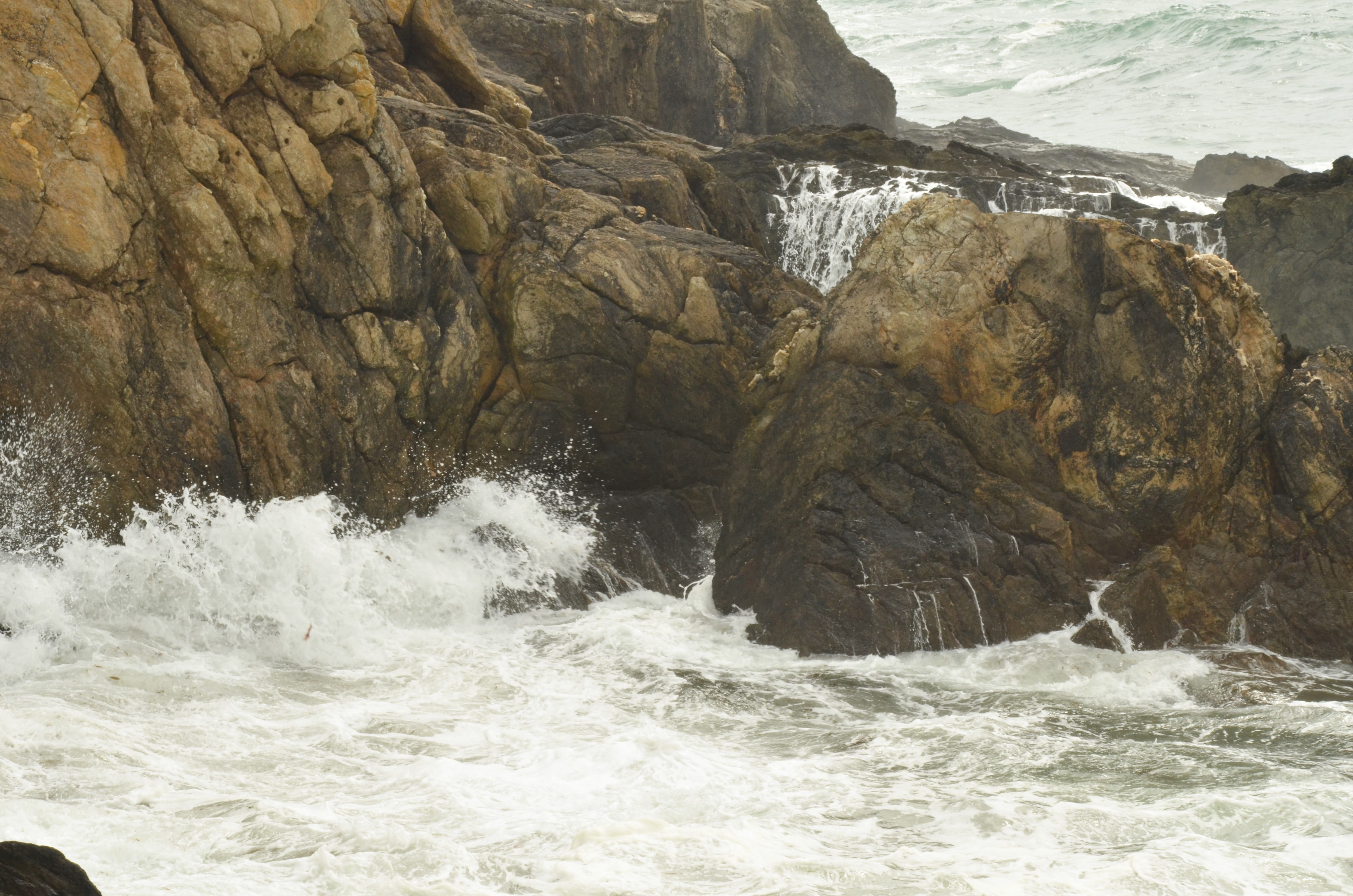 splashes, flowing, Water, ferocious, rock formation, power in nature, Sea, wind, golf, wild, white, scenics, water, Stone, storm, Coast, flowing water, HD Wallpaper