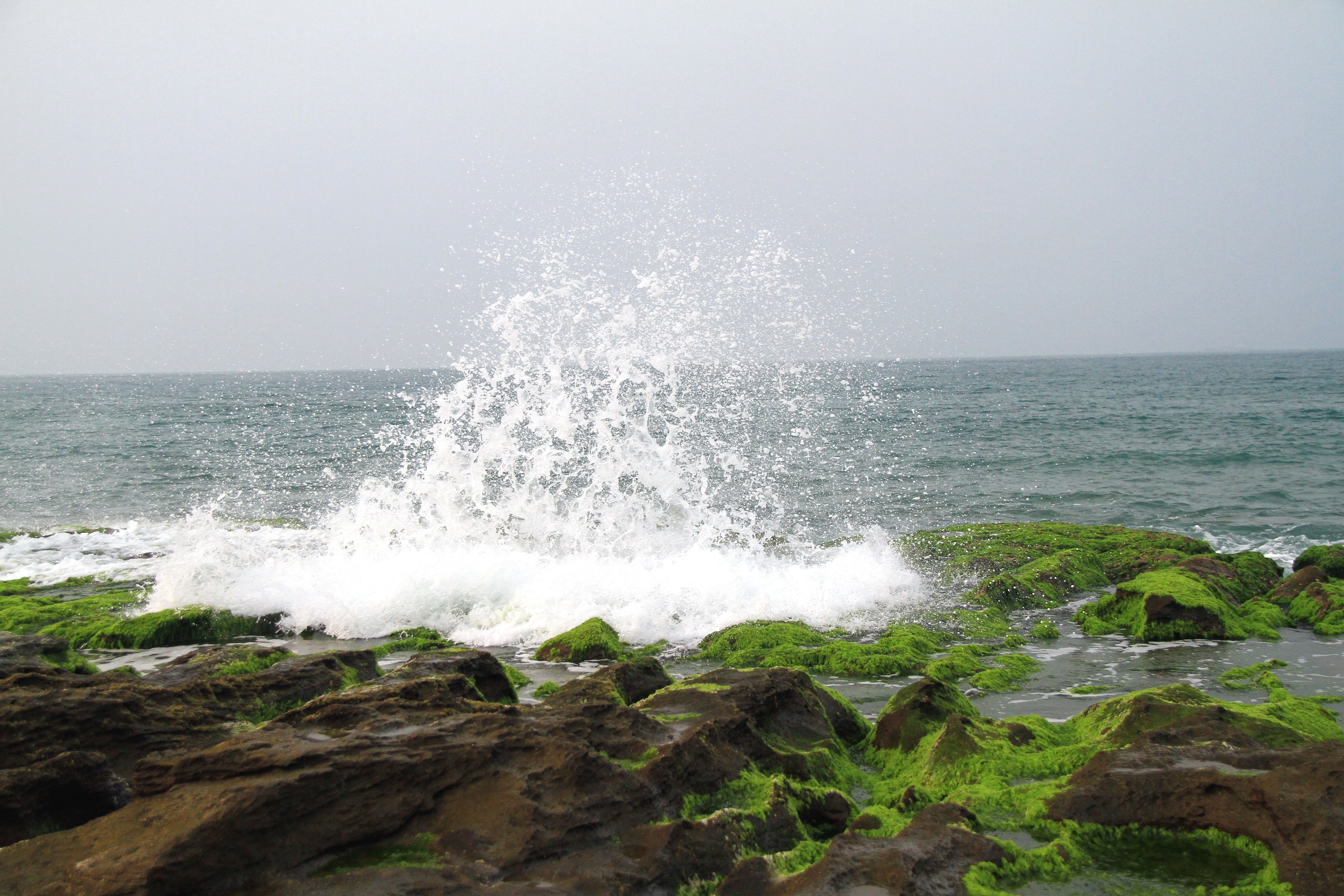 horizon over water, laomei, motion, spray, beach, splashing, sky, water, outdoors, solid, no people, rock - object, foam, green stone trough, coastline, HD Wallpaper