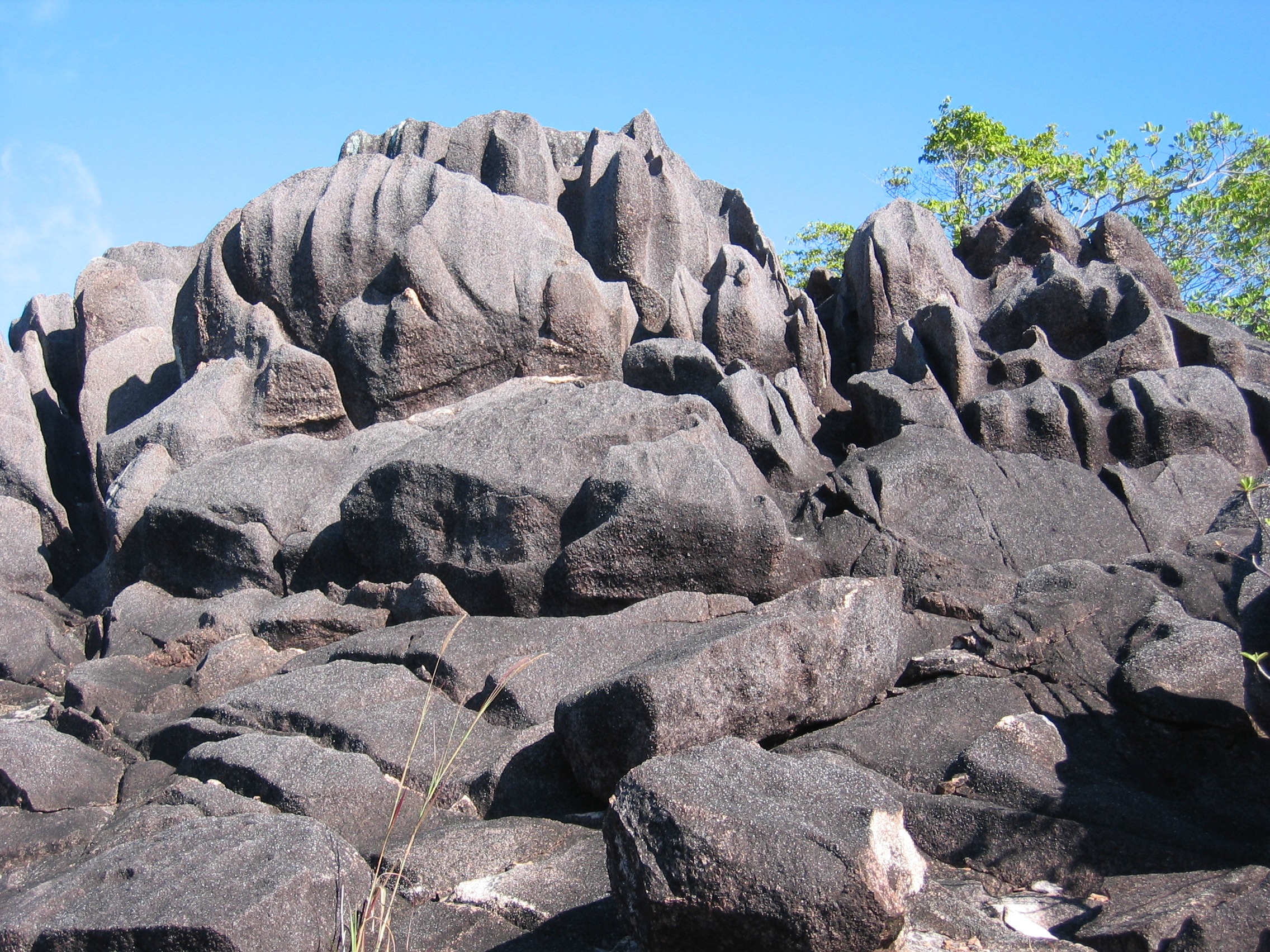 washed out, tranquil scene, no people, eroded, sky, seychelles, non-urban scene, outdoors, day, rock formation, cliff, solid, nature, beauty in nature, HD Wallpaper