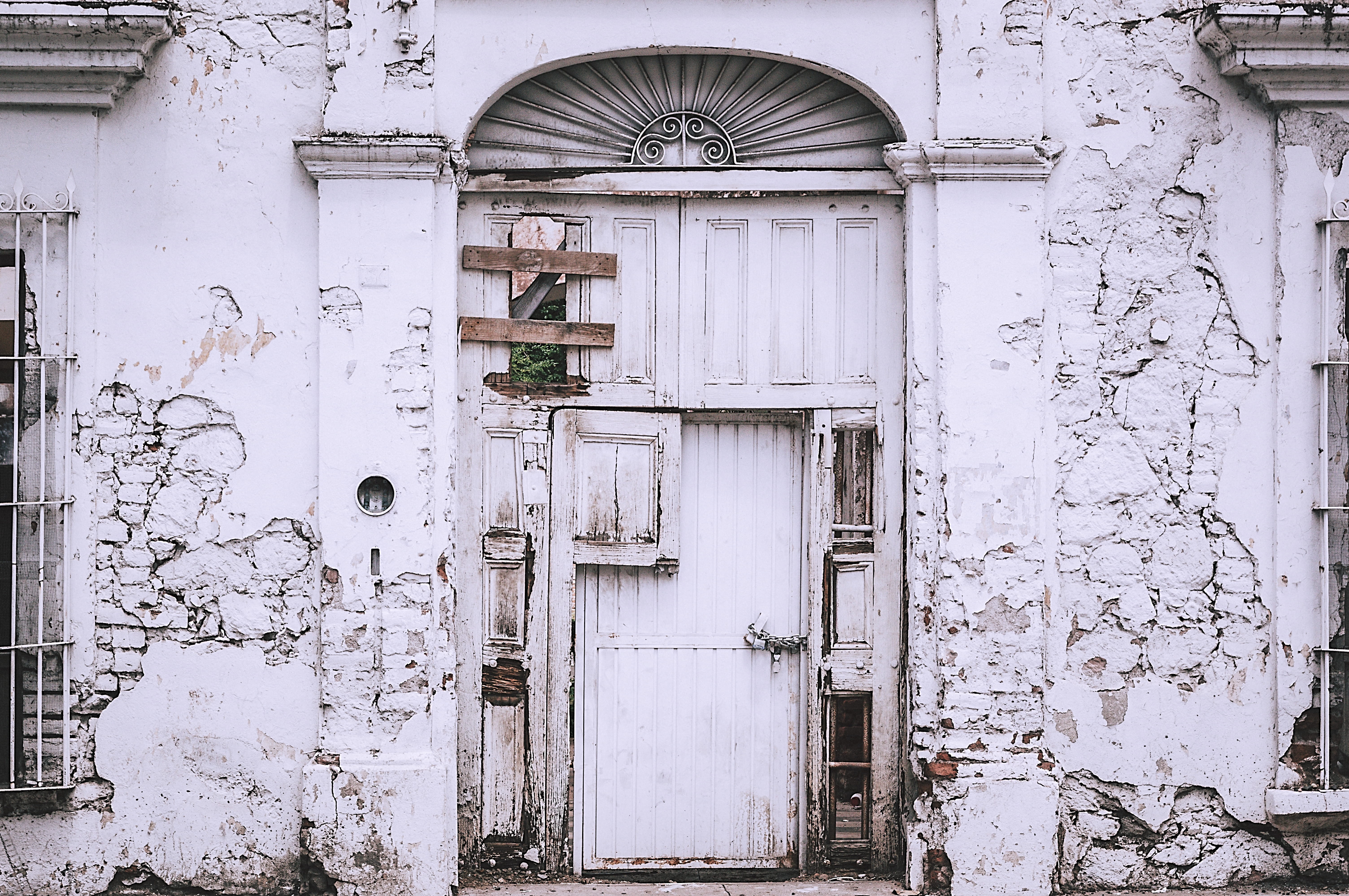 day, no people, windows, built structure, abandoned, antique, closed, 5K, door, outdoors, safety, structure, old house, old building, architecture, decaying, HD Wallpaper