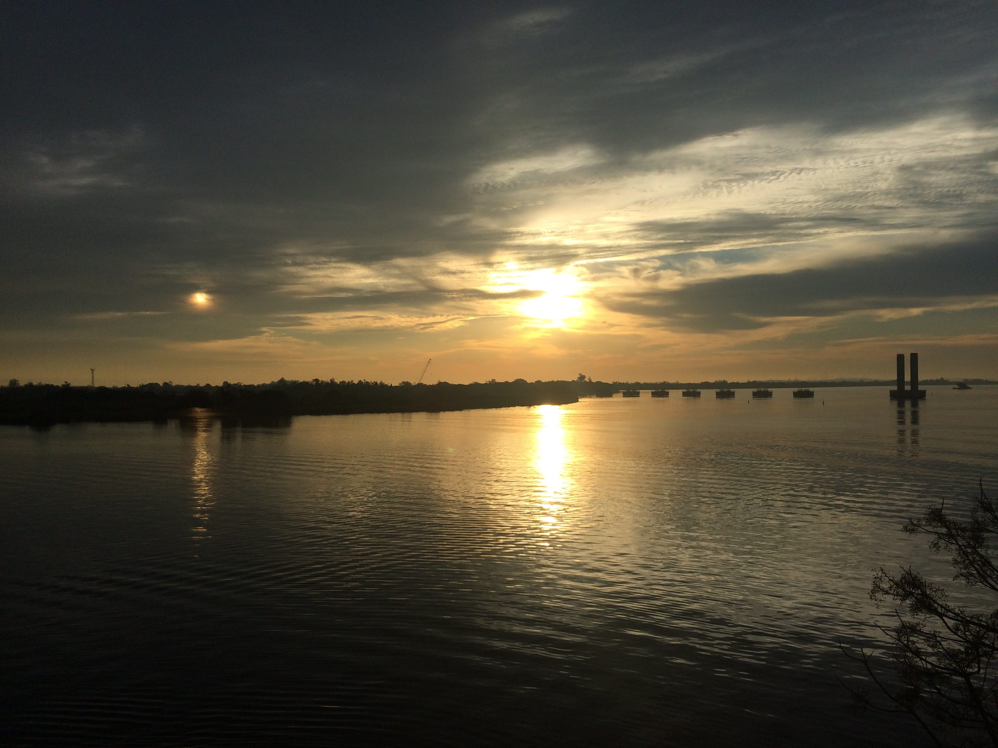 landscape, orange color, tranquil Scene, nature, reflection, sky, cloud - Sky, lake, silhouette, Sol, tranquility, Porto Alegre, sun, pier, Guaiba, idyllic, HD Wallpaper