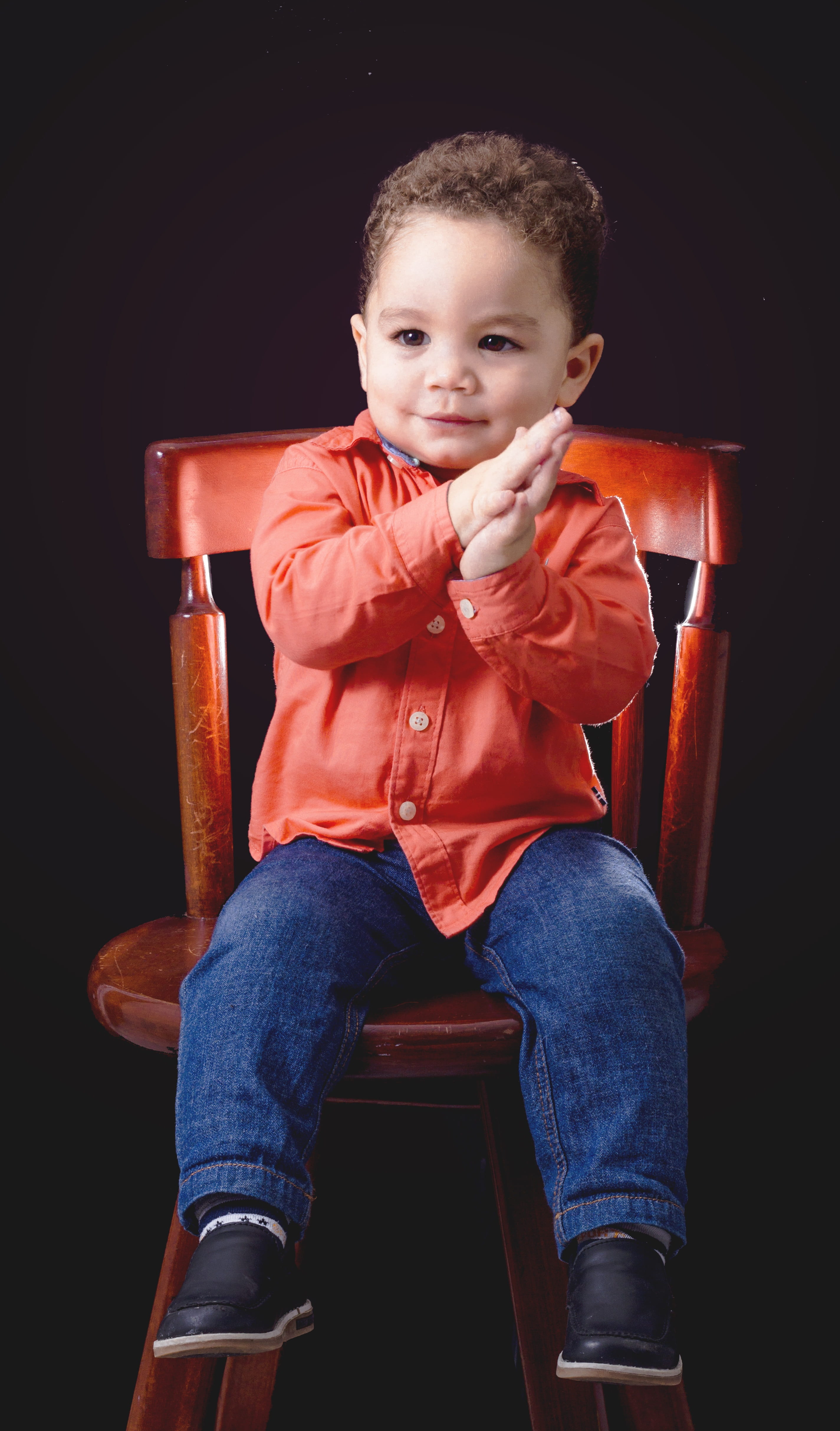 full length, front view, small, chair, portrait, infante, apludiendo, child, childhood, one person, 4K, brother, men, nene, happy, real people, bebe, black background, Phone HD Wallpaper