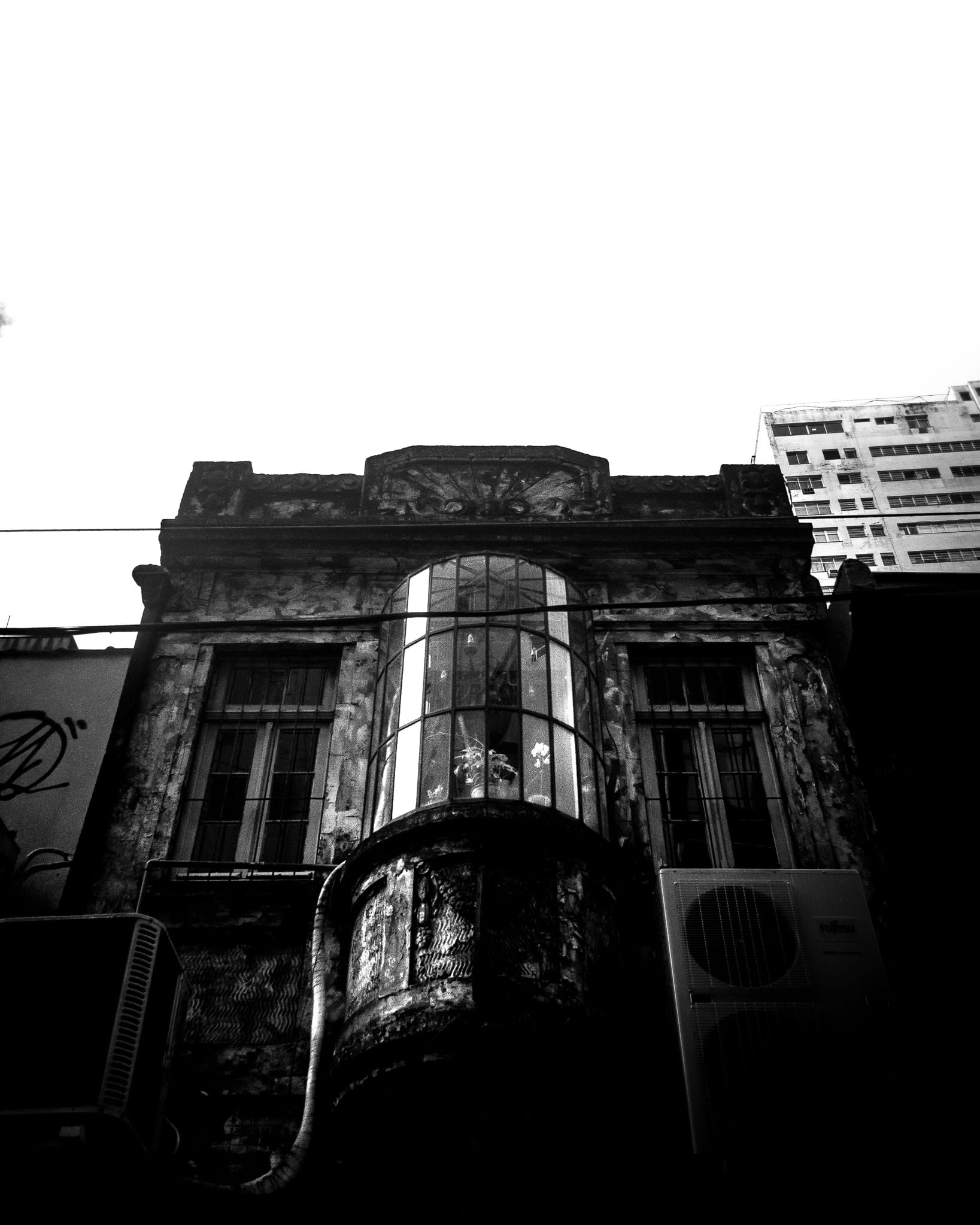 texture, prédio, porto alegre, architecture, outdoors, copy space, janela, sky, reflection, building, tall - high, history, restaurant, built structure, Phone HD Wallpaper