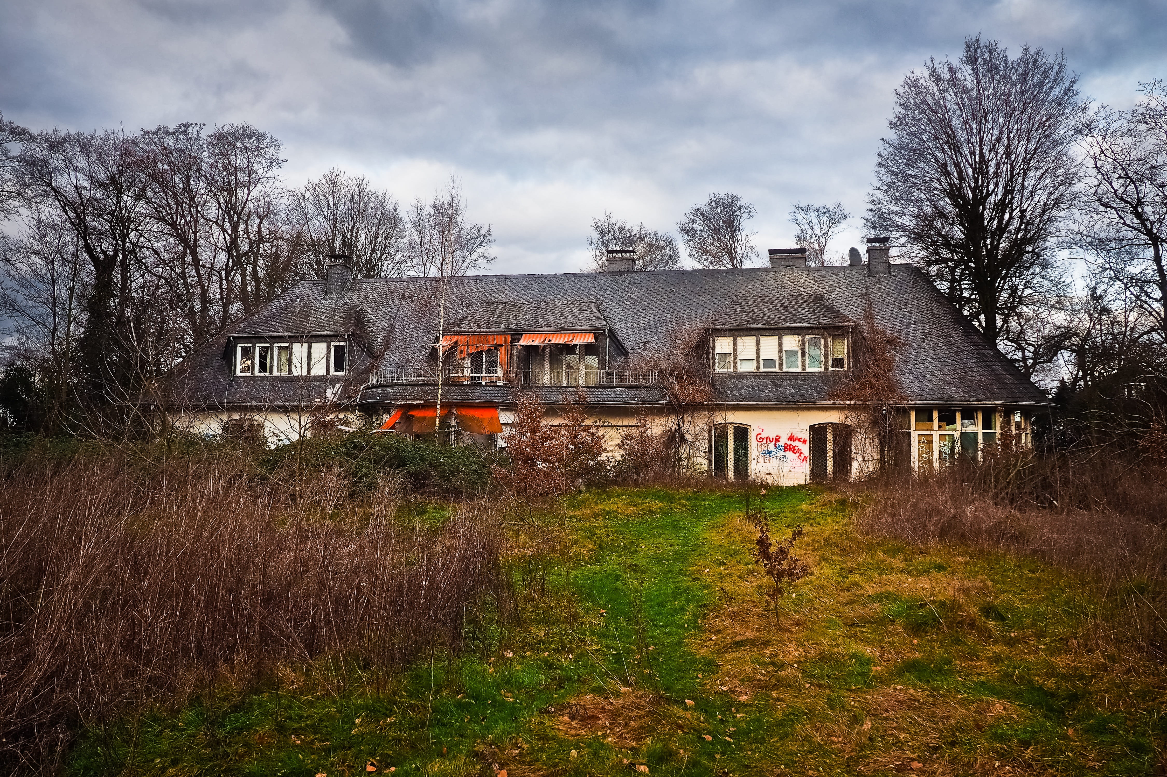 atmosphere, 4K, grass, growth, building exterior, house, mood, field, nature, hdr, residential district, plant, dilapidated, villa, shabby, ailing, past, HD Wallpaper