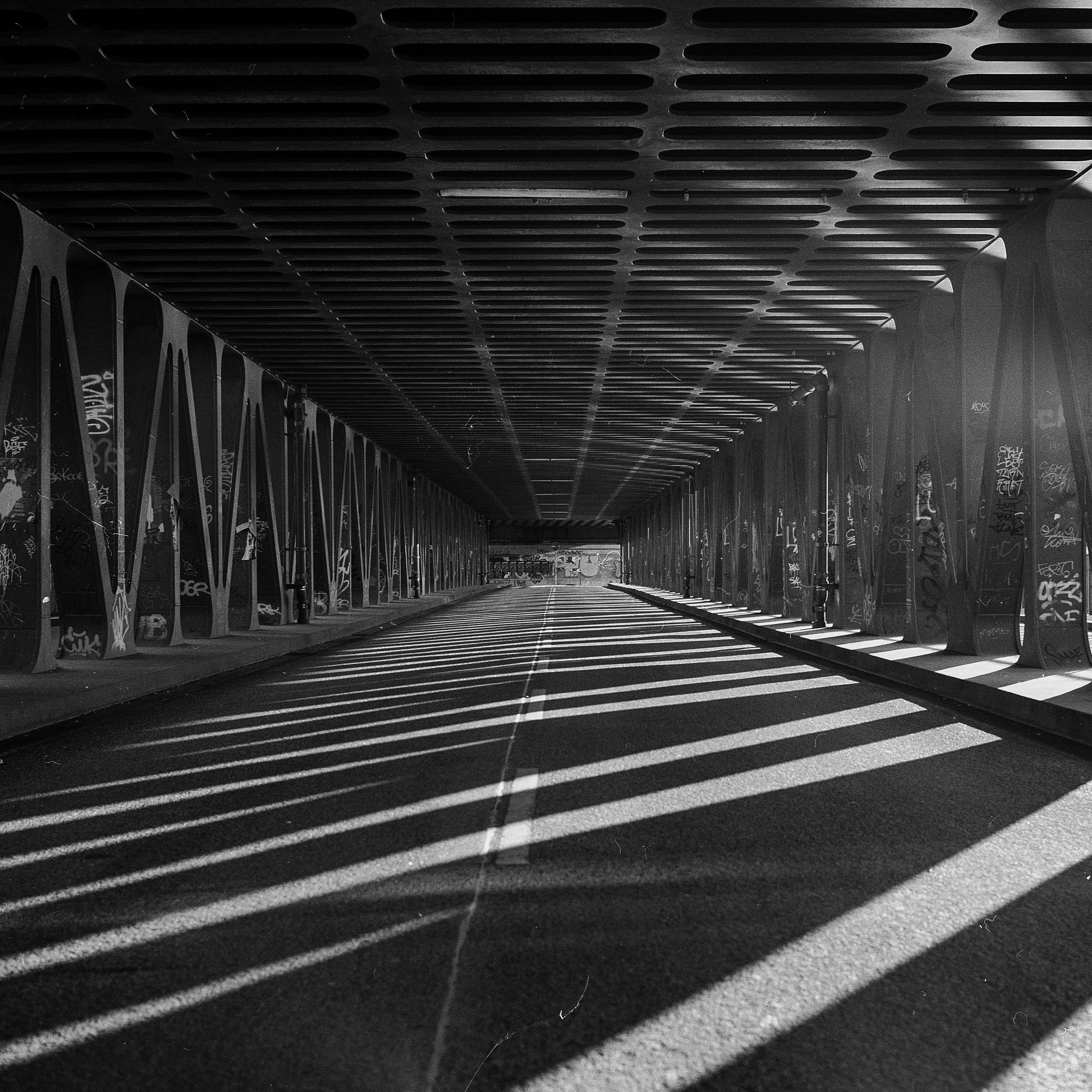light, germany, day, oberbaumbrücke, 4K, hamburg, diminishing perspective, dust, ilford, analog, architectural column, banister, road marking, marking, Phone HD Wallpaper