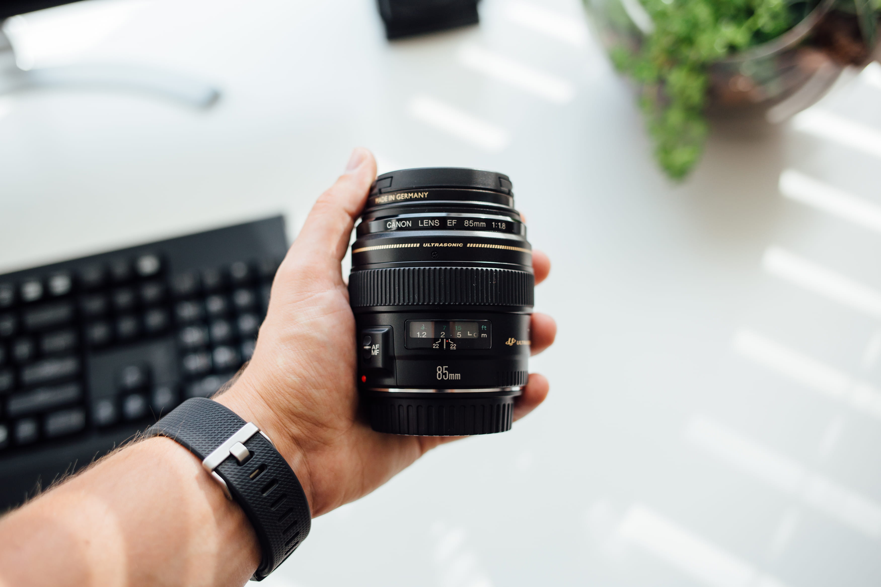 connection, communication, prime, human Hand, 2K, holding, body part, equipment, indoors, computer, photographer, camera - Photographic Equipment, photography themes, HD Wallpaper