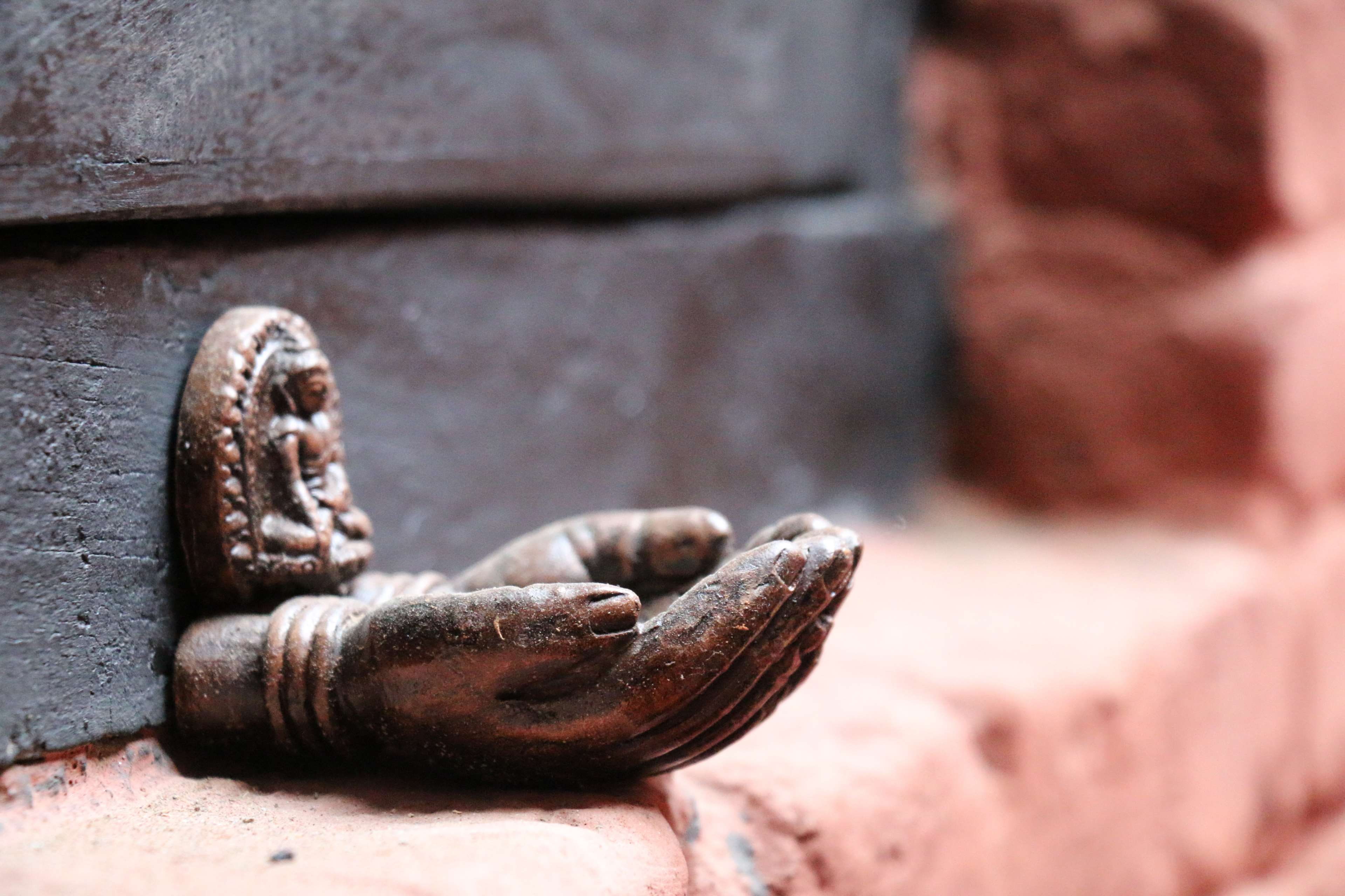 statue, human representation, sculpture, day, depth of field, 4K, hand, outdoors, rusty, door, metal, hope, craft, no people, solid, religion, creativity, HD Wallpaper