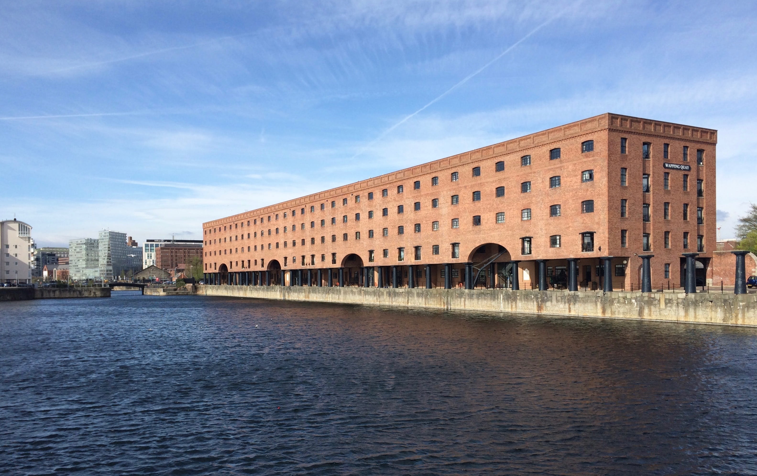 no people, outdoors, cloud - sky, 2K, building, england, nature, rippled, built structure, sky, architecture, connection, river, wapping dock, skyscraper, HD Wallpaper