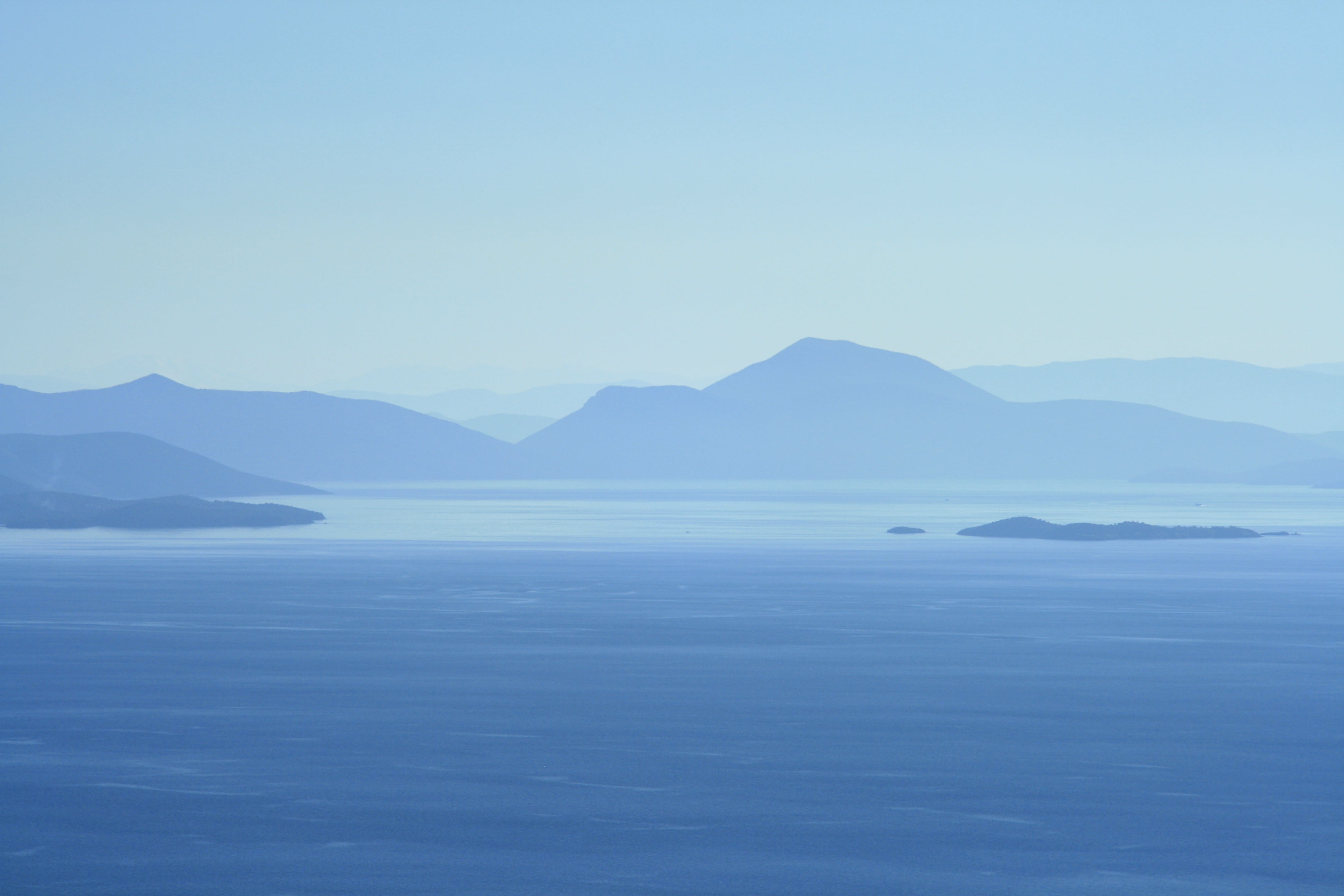 outdoors, near, blue, vacation, day, coastline, body, non-urban scene, islands, travel, waterfront, 4K, salt flat, mountain peak, distant, misty, beauty in nature, HD Wallpaper