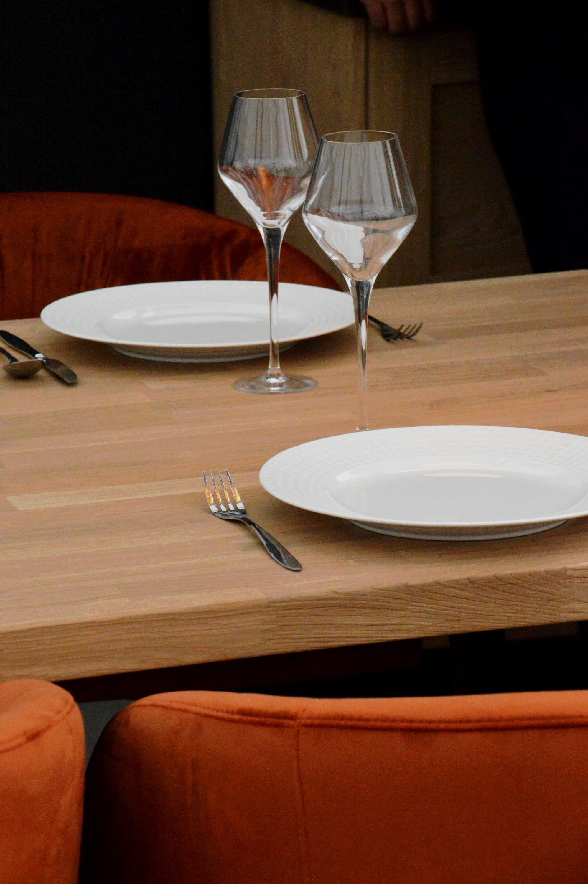 table, still life, household equipment, meals, plate, eating utensil, empty, indoors, dining room, no people, drinking glass, table knife, place setting, Phone HD Wallpaper