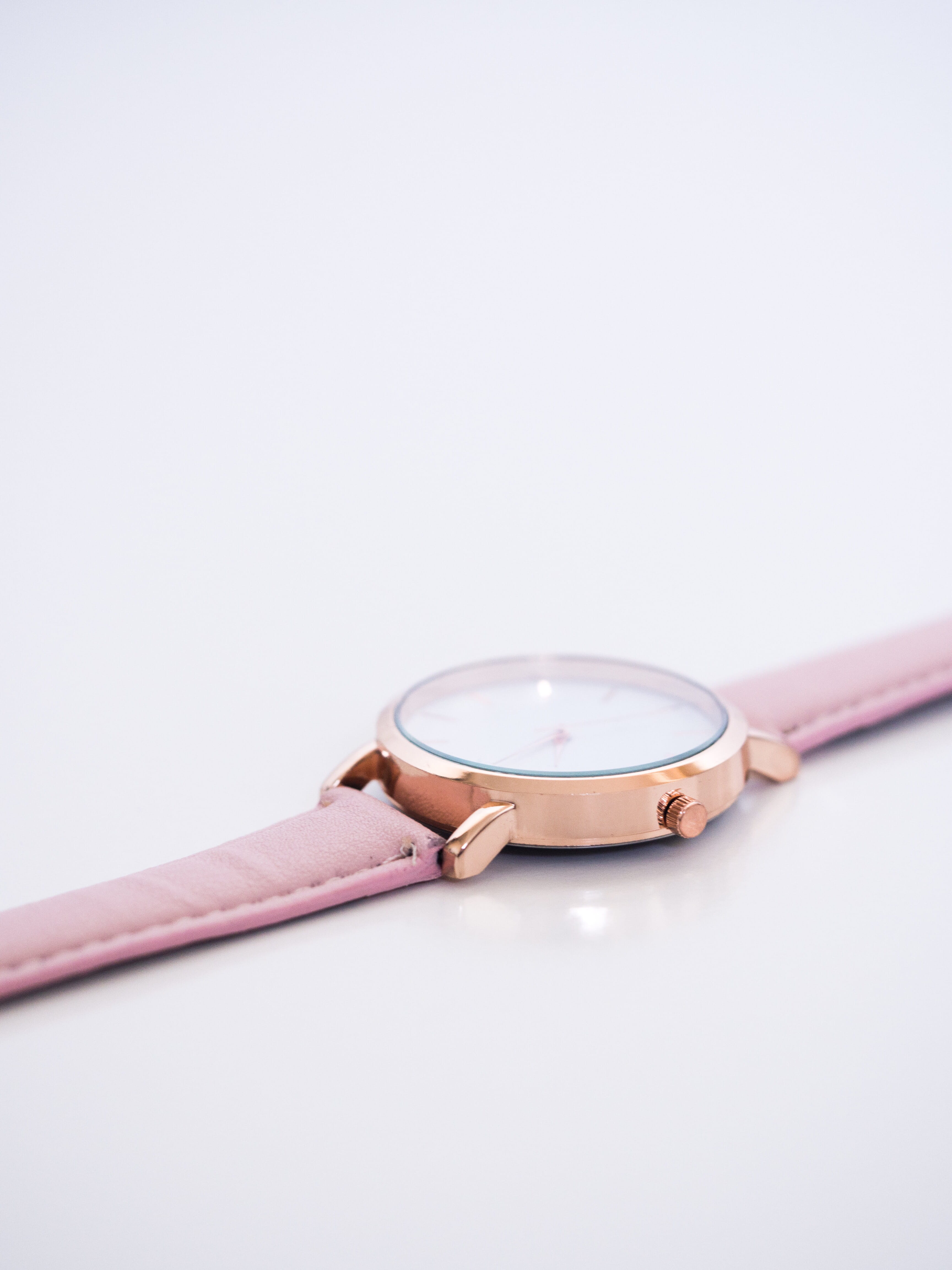 desk, isolated, strap, round, clock, workplace, close-up, desktop, colored, magnifying Glass, close up, white, white space, exploration, old, Phone HD Wallpaper