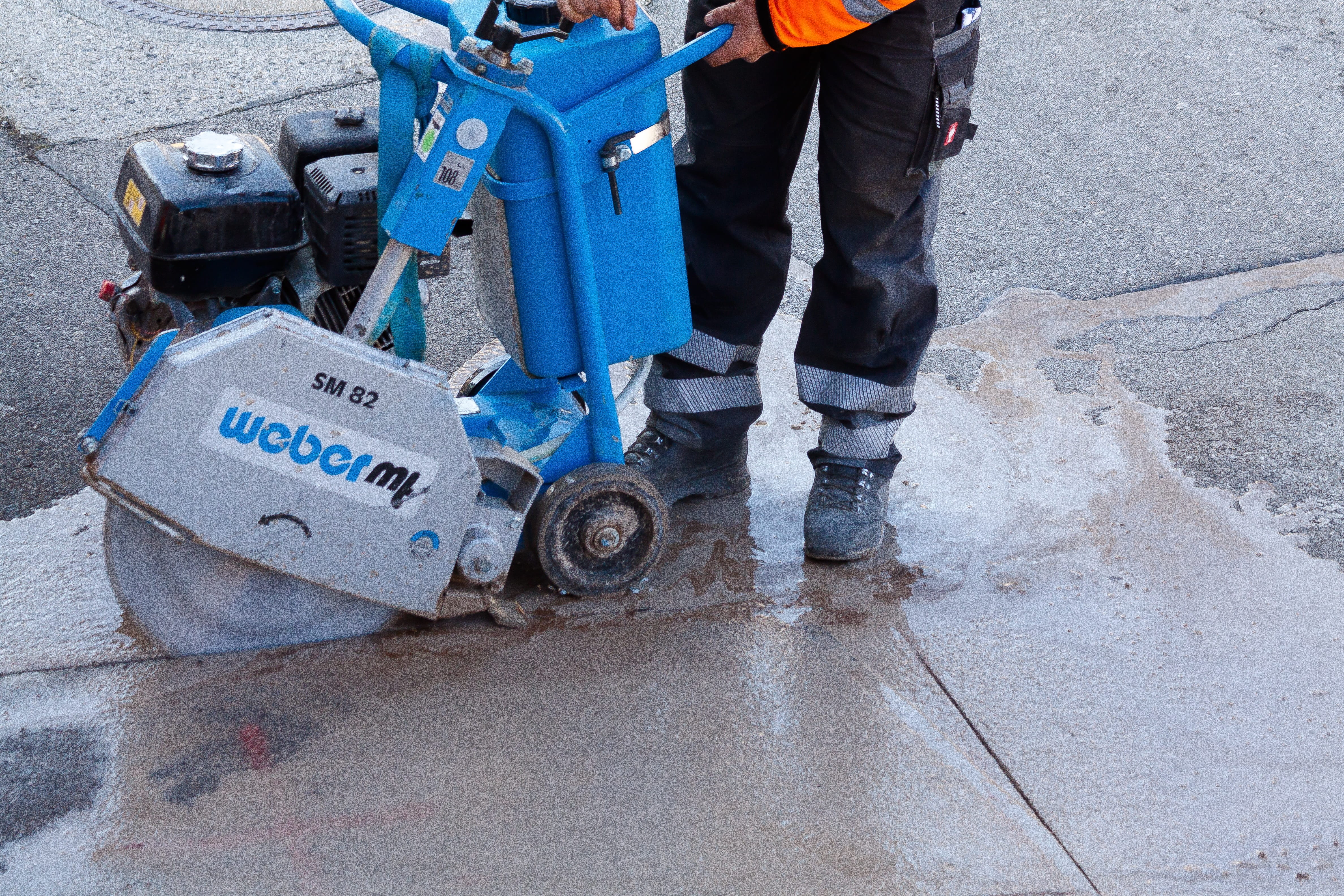 only men, fine particle pollution, blue and gray, teersäge, noise, sm, cable ducts, dust, weber, telekom, operating, line, gray, standing, safety clothing, HD Wallpaper