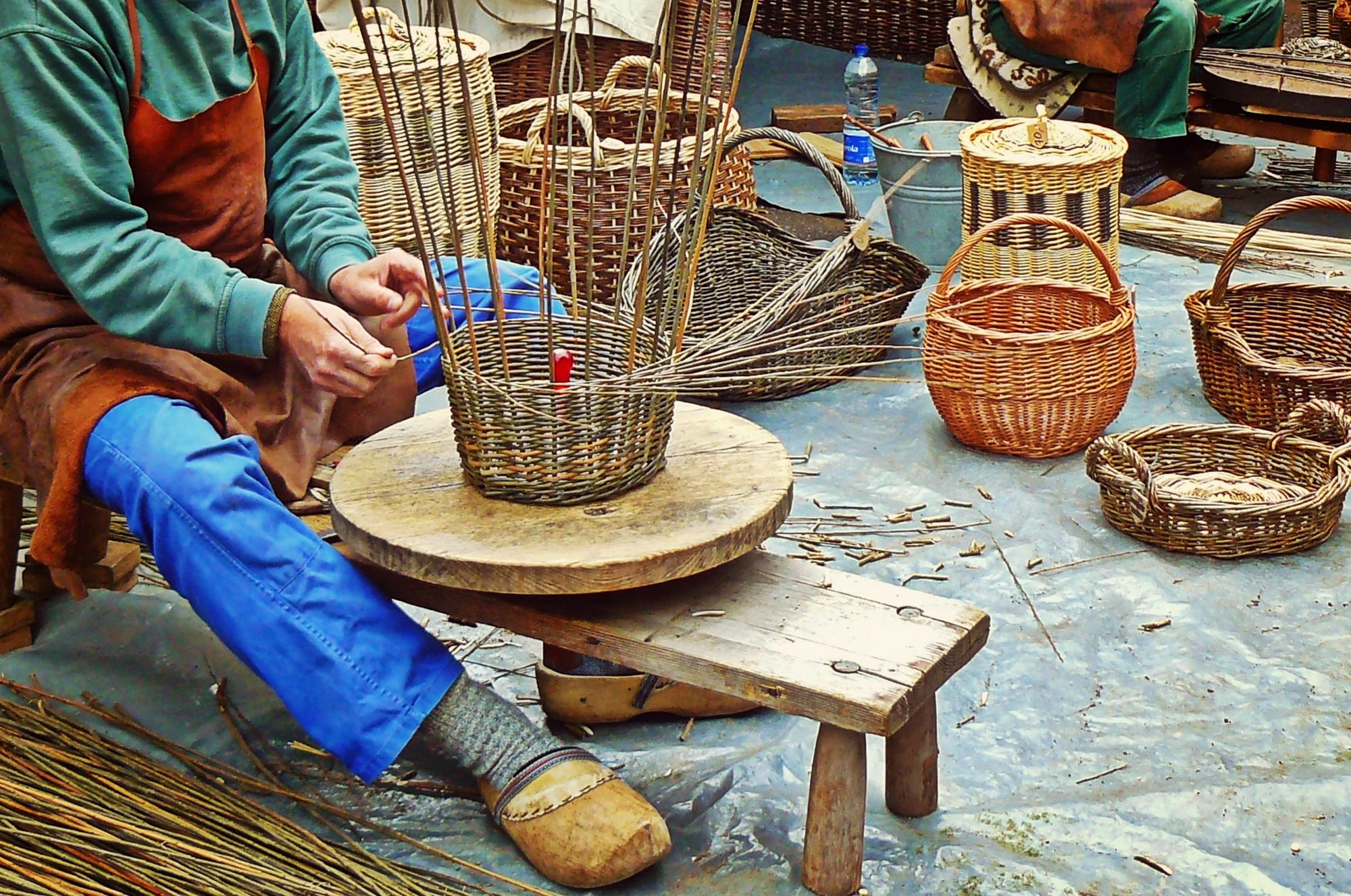 clogs, artfully, men, wickerwork, person, human hand, low section, holding, weave, wicker, hand, hand labor, tradition, baskets, woving, one person, art artisan market, HD Wallpaper