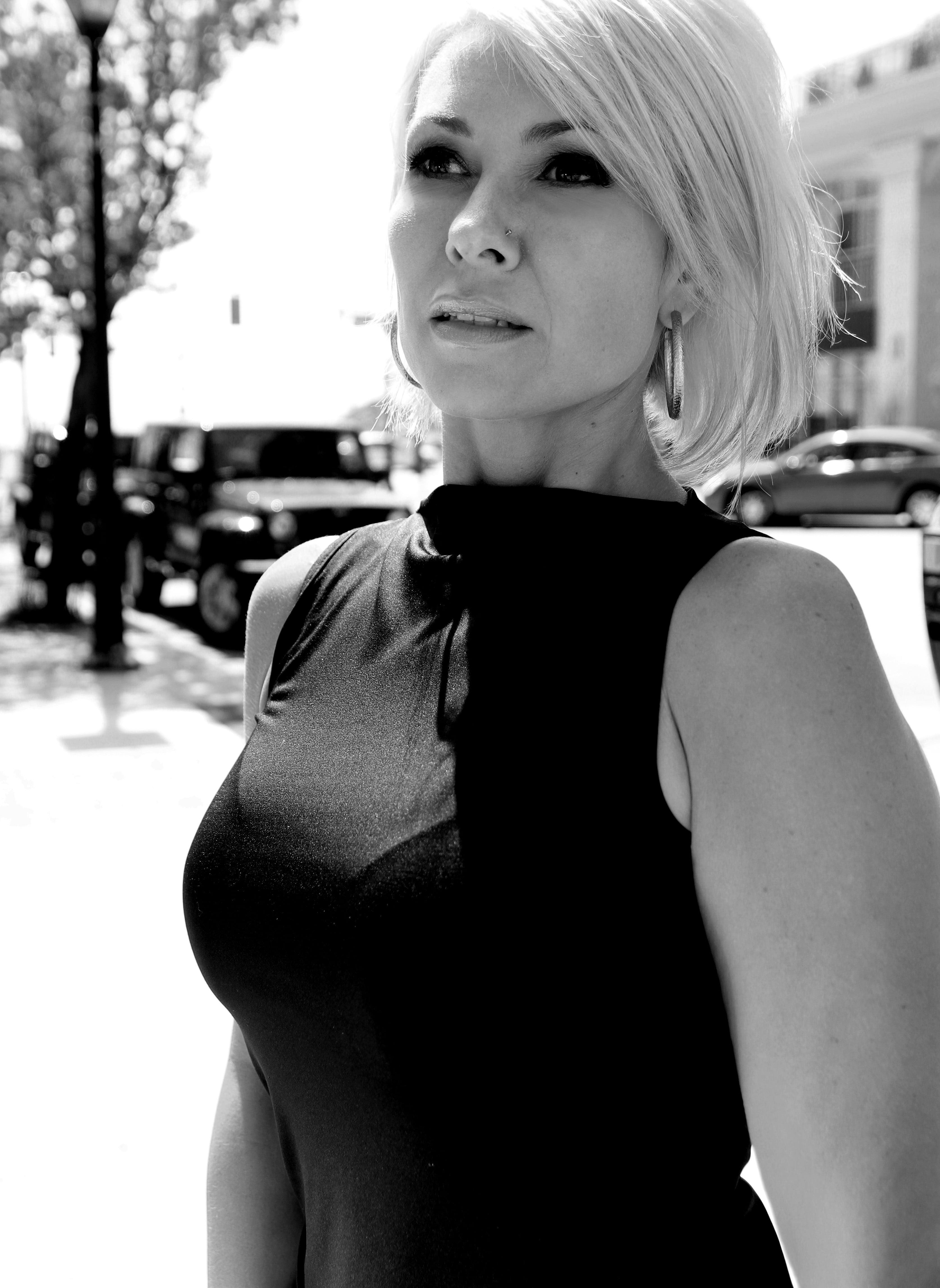 focus on foreground, women, mature, portrait, looking at camera, model, hairstyle, leisure activity, standing, lifestyles, dress, sleeveless, day, casual clothing, Phone HD Wallpaper
