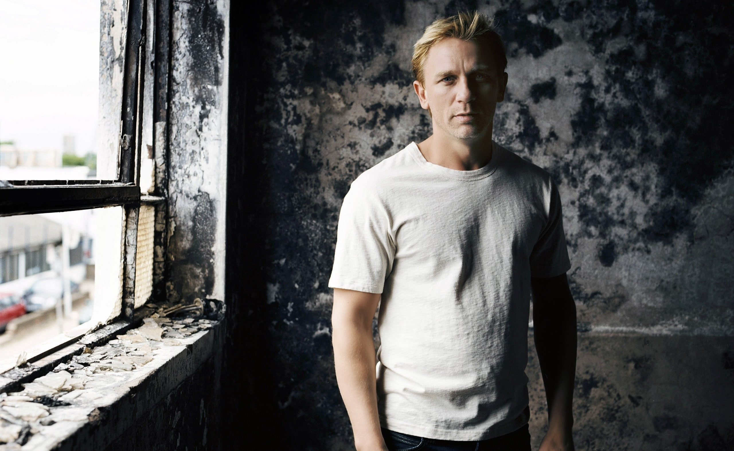 daniel craig, one person, indoors, casual clothing, Movies, crew, 2K, s, young adult, day, standing, contemplation, looking, wall - building feature, Others, HD Wallpaper