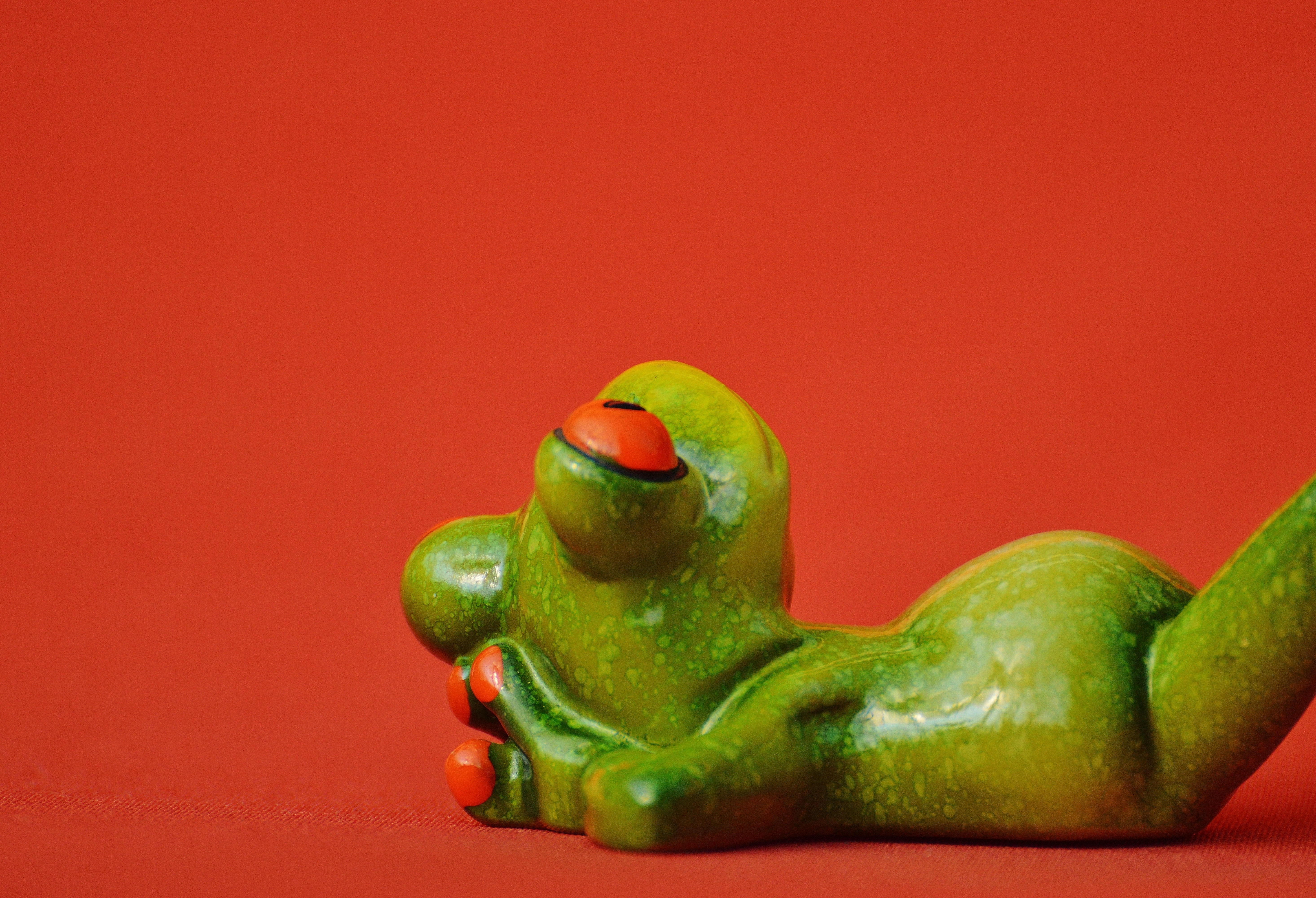 food and drink, bell pepper, cute, chili pepper, frog, sweet, red, relaxation, animal world, vegetable, lying, healthy eating, frogs, wellbeing, no people, HD Wallpaper
