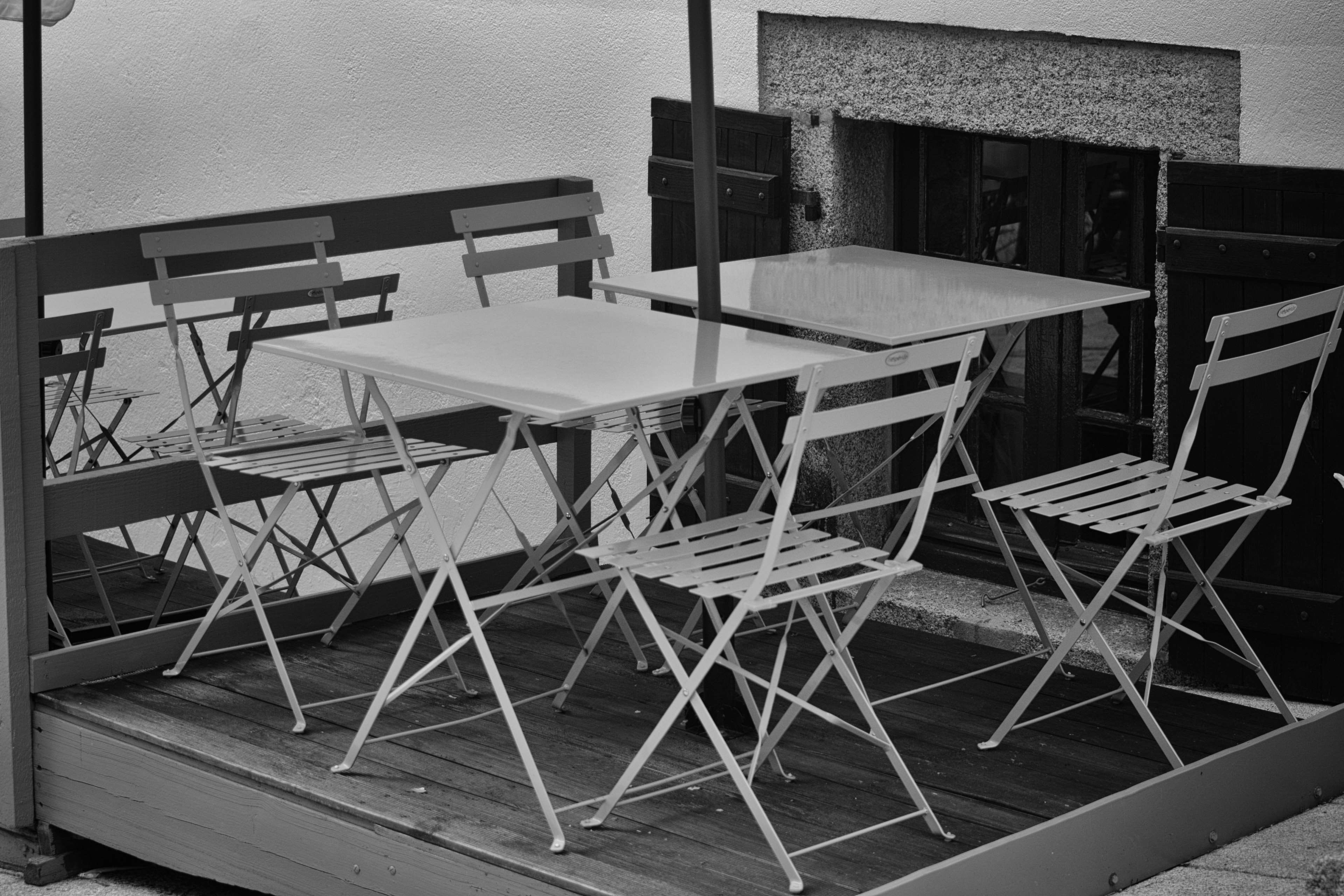 mobilier en mtal, chaises, building, empty, sunlight, les tables, wood - material, arrangement, seat, restaurant, cafe, nature, terrasse, railing, 4K, HD Wallpaper