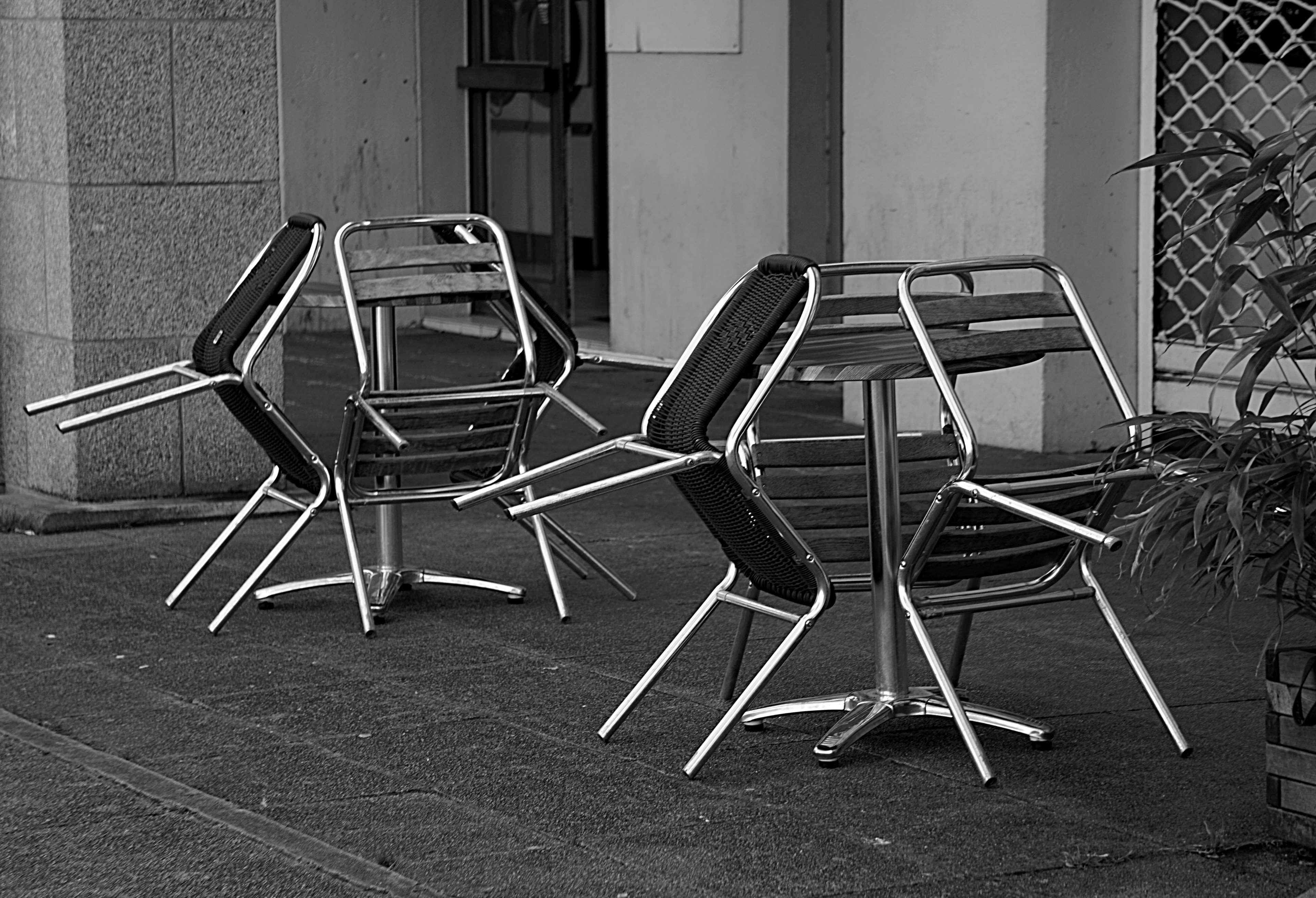 terrasse de restaurant de, empty, terrasse, extrieur, architecture, furniture, arrangement, wall - building feature, building, flooring, noir et blanc, HD Wallpaper