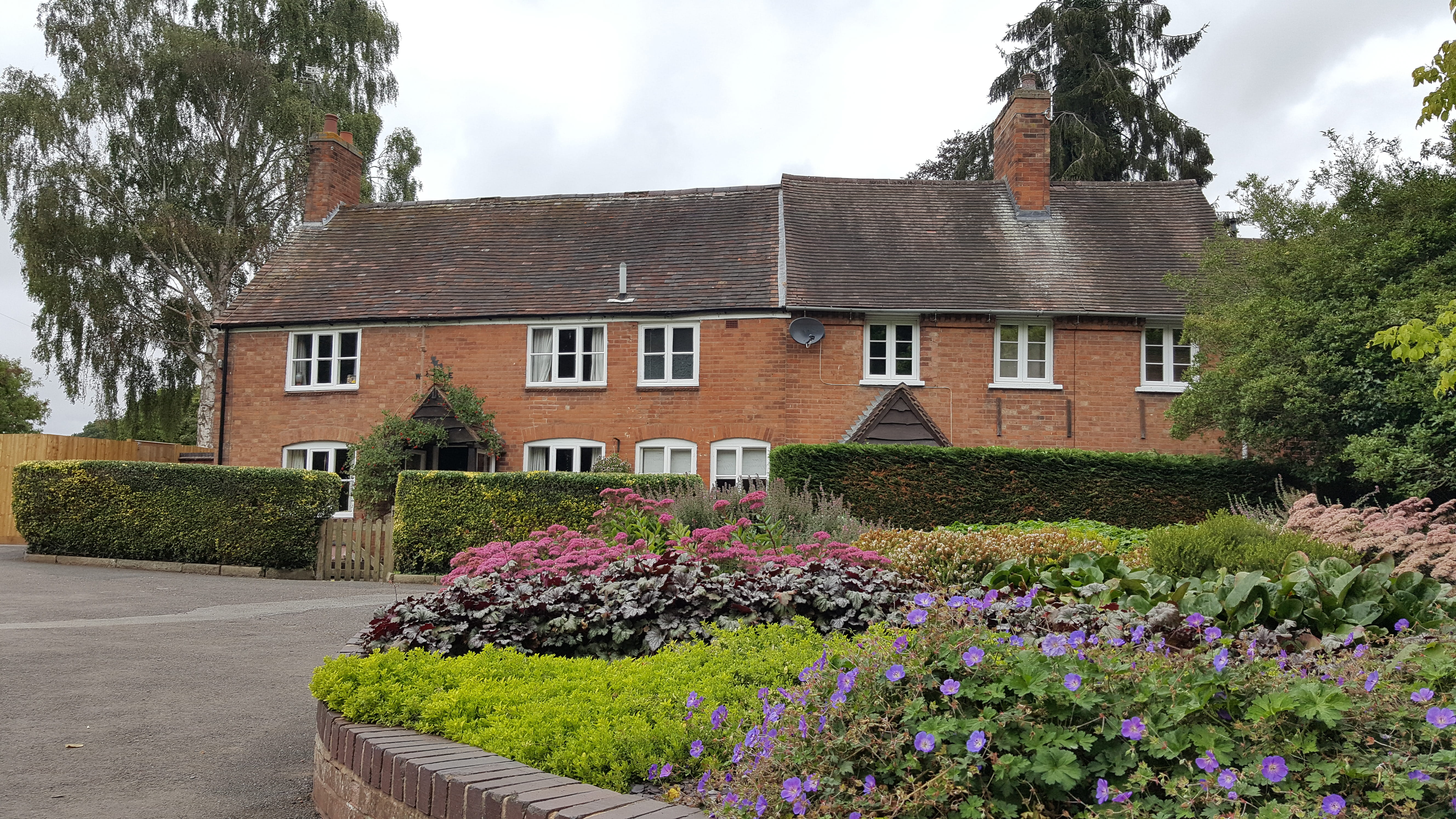 bush, warwick, house, hedge, flowerbed, built structure, growth, no people, multi colored, plant, outdoors, wall, brick, 5K, sky, windows, tree, window, HD Wallpaper