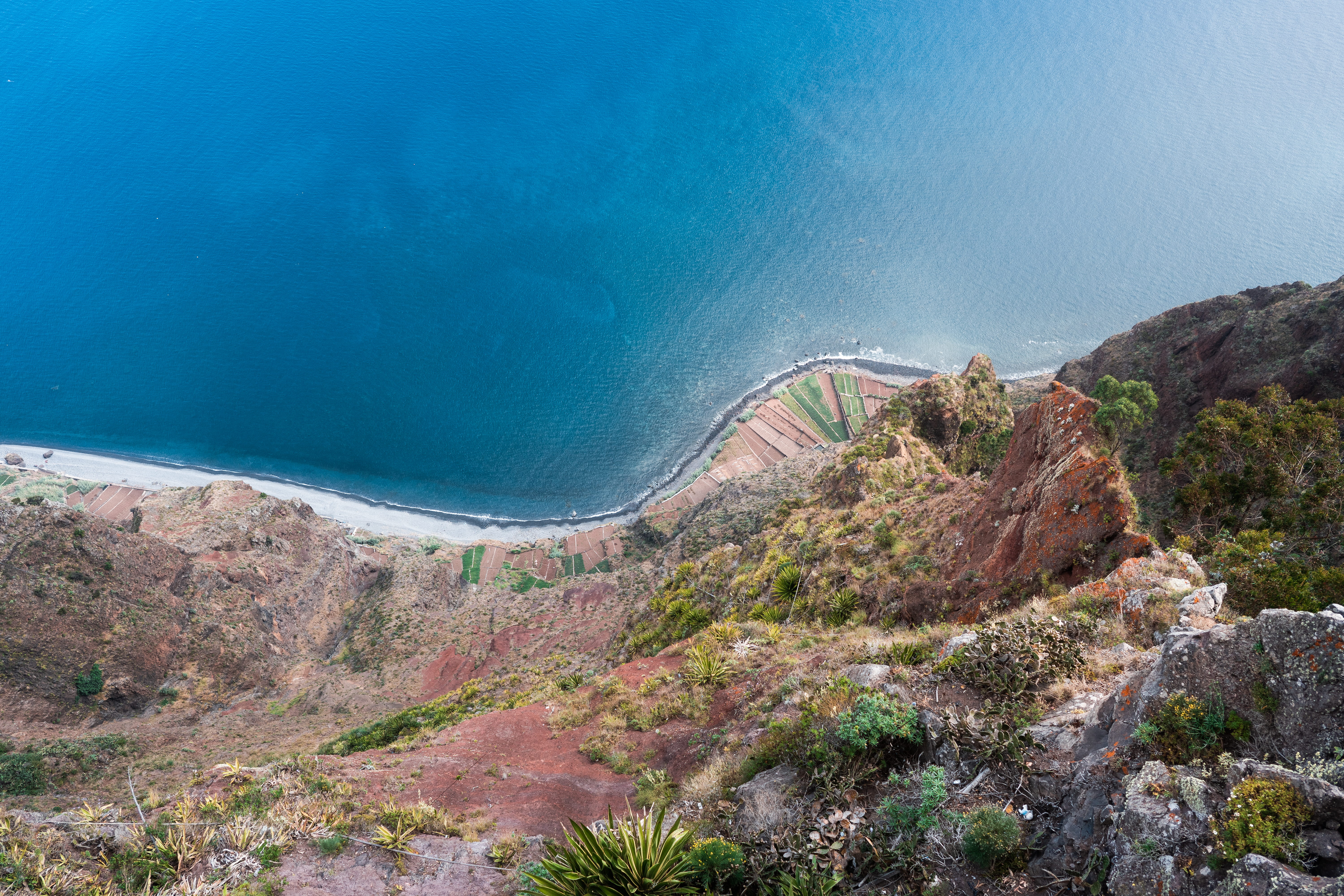 mountain, near, aerial, tranquil scene, looking down, moss, ocean, cabo girão skywalk, environment, nature, tranquility, scenics - nature, portugal, day, HD Wallpaper