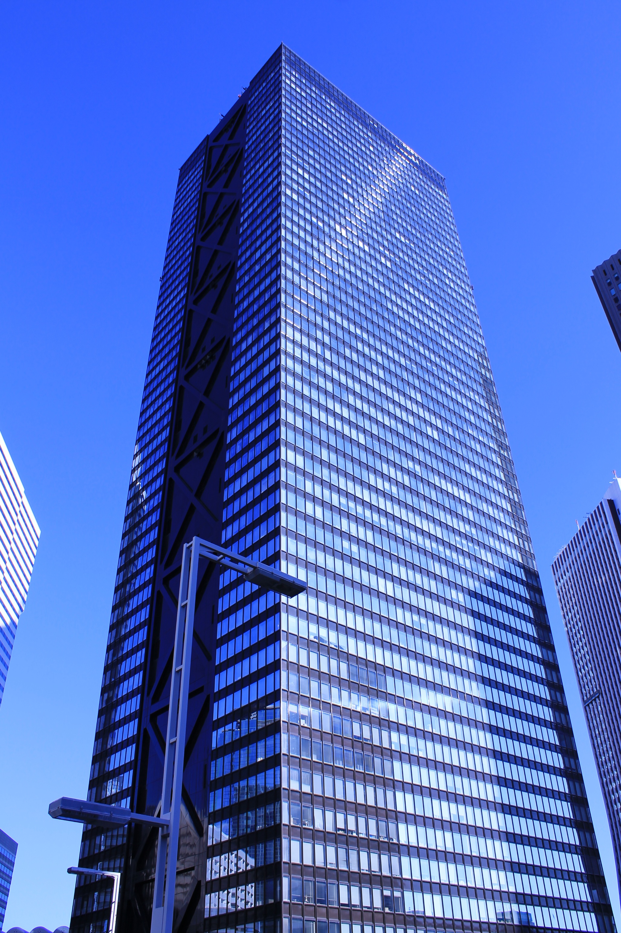 2K, sky, bill, low angle view, building exterior, building, japan, built structure, modern, skyscraper, glass - material, city, office building exterior, Phone HD Wallpaper