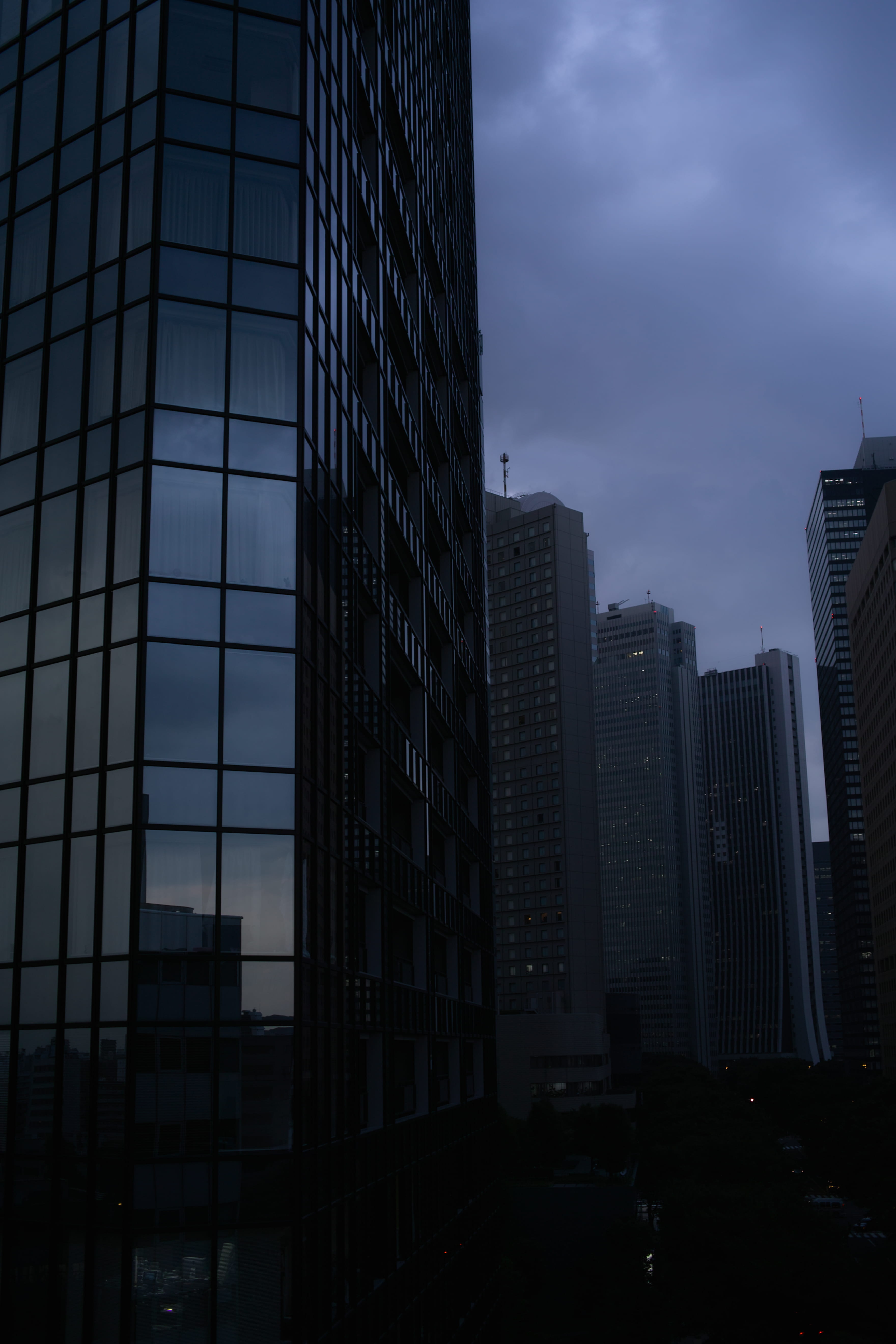 dull, office, 5K, office building exterior, architecture, japan, tower, low angle view, city, glaze, cloud - sky, gray, modern, shinjuku, glass - material, Phone HD Wallpaper
