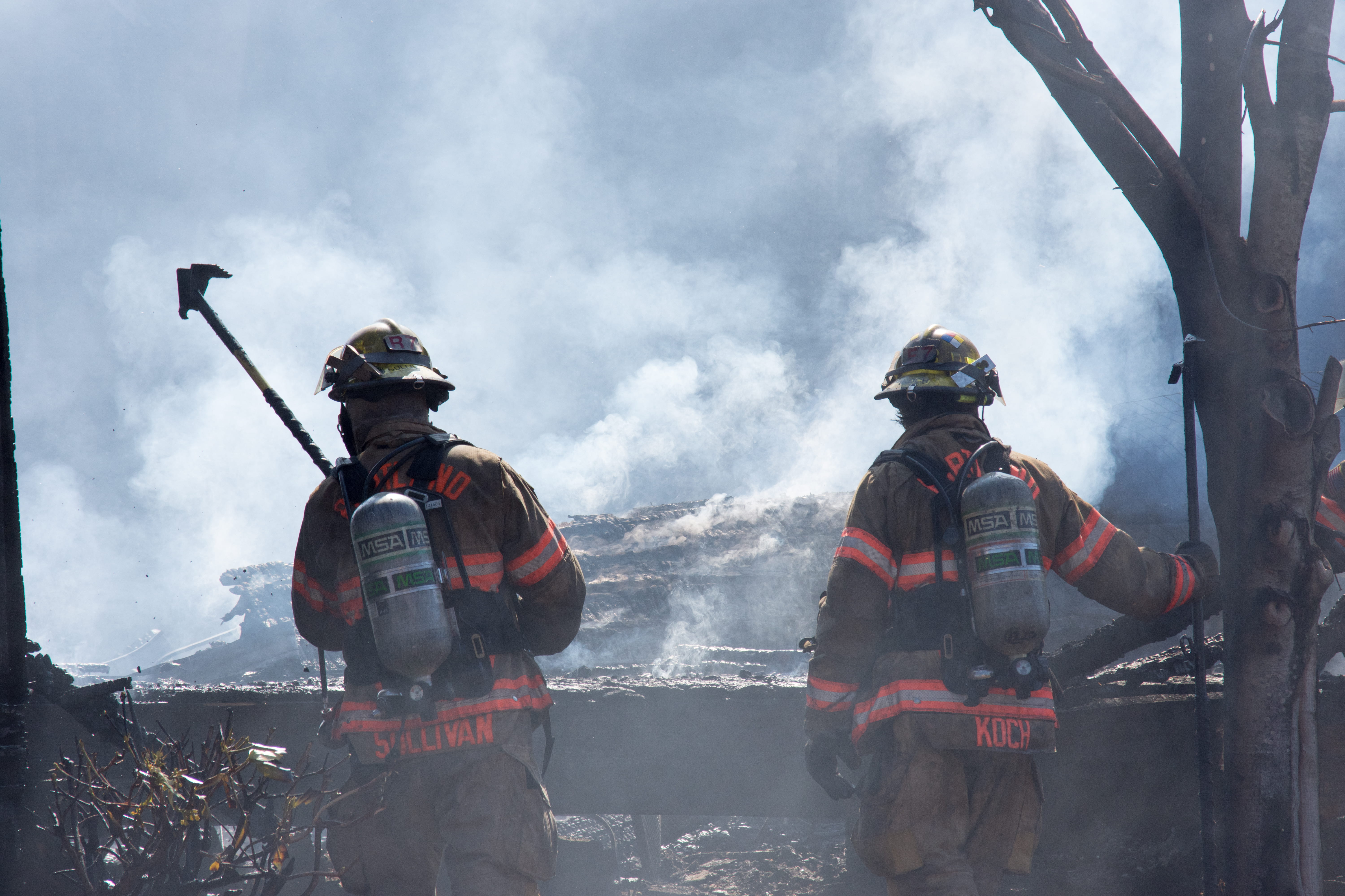 men, rear view, uniform, outdoors, stopping, cloud - sky, sky, two people, cooperation, 5K, smoke, fire - natural phenomenon, male, standing, day, firefighter, HD Wallpaper