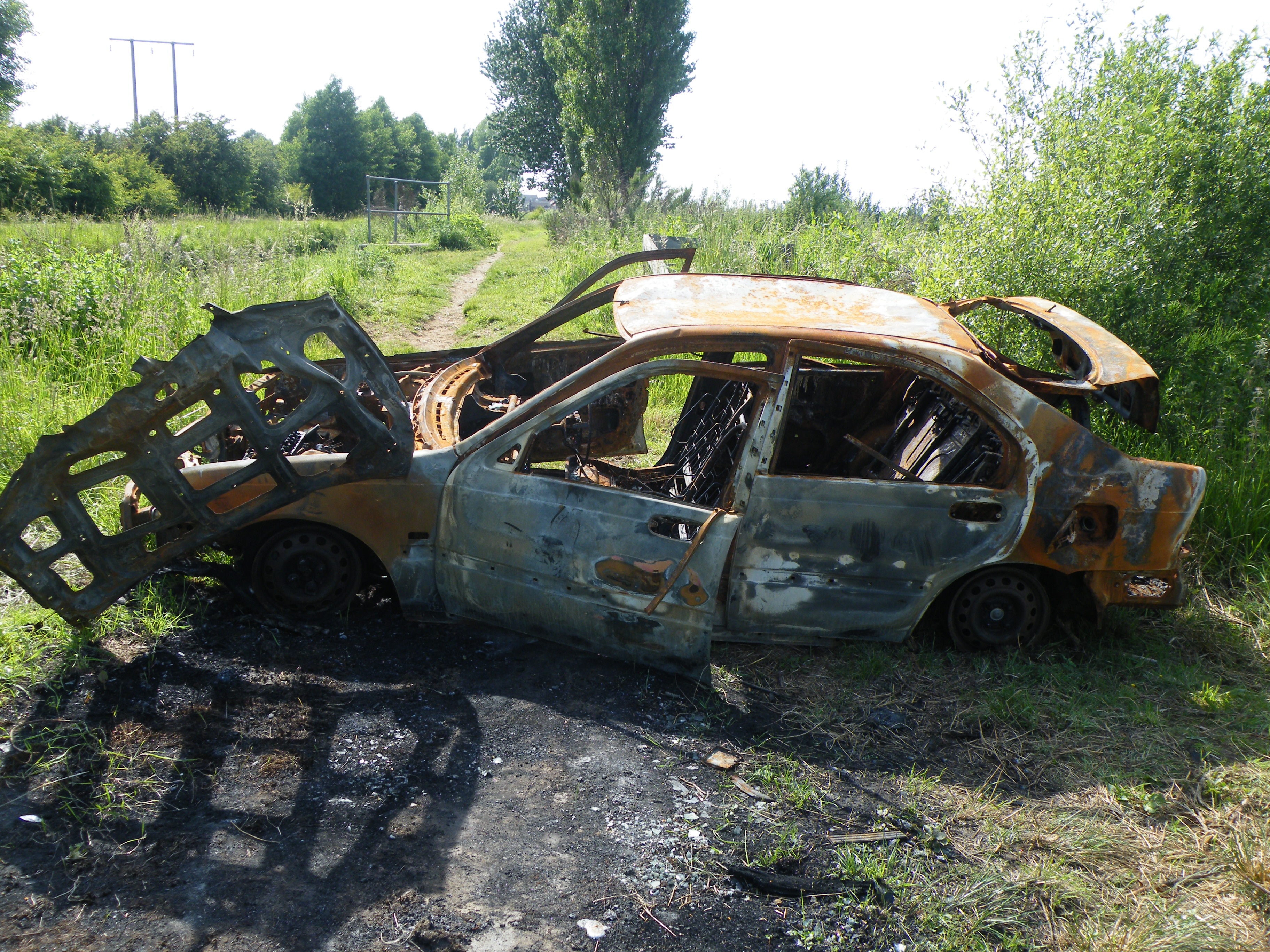 junkyard, steel, car wreck, damaged, outdoors, motor vehicle, wreck, fire, destroyed, arson, car, abandoned, tree, junk, land, automobile, vehicle, ruined, HD Wallpaper