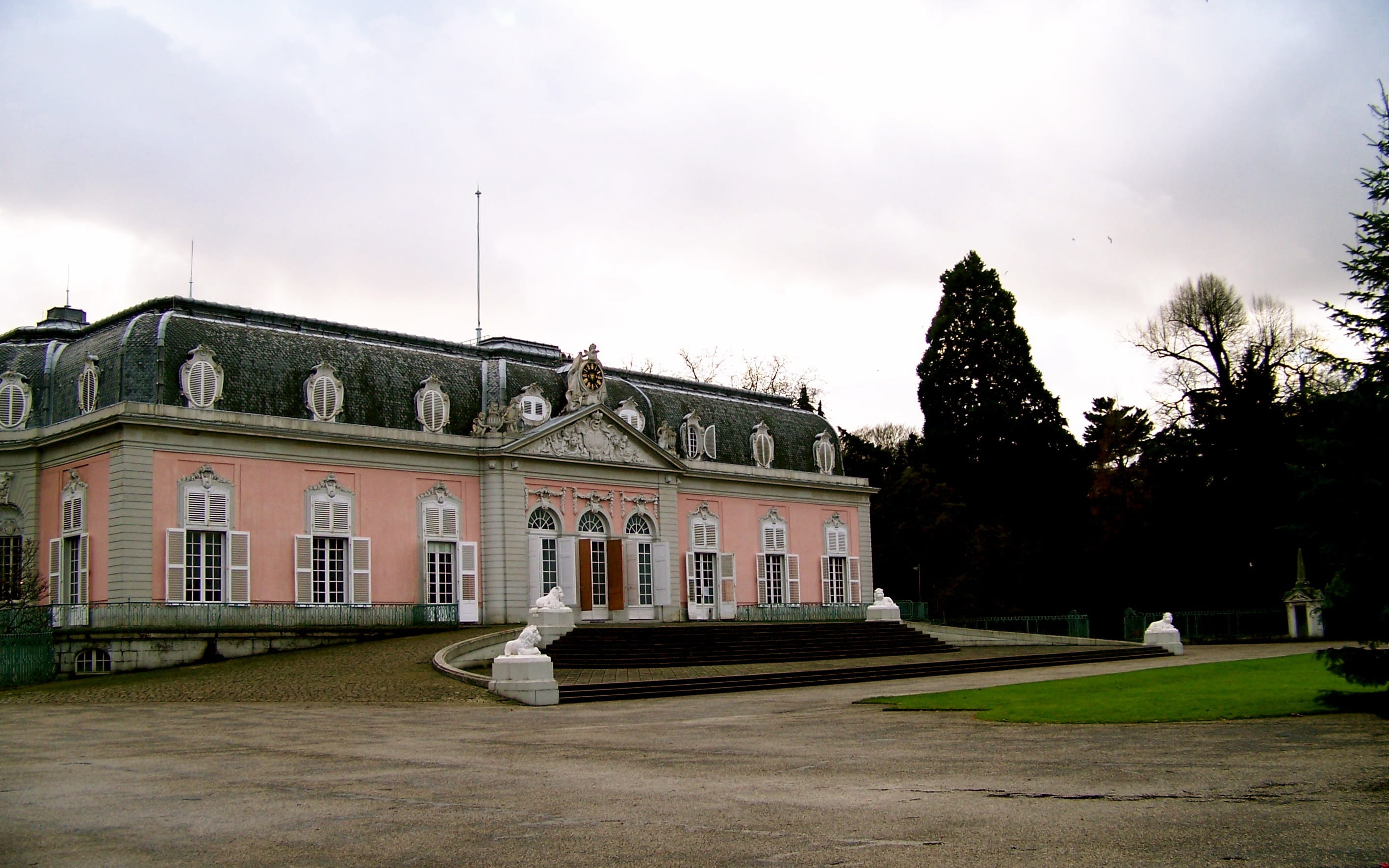 landmark, house, sky, statue, tourism, cloud - sky, grass, Germany, art and craft, built Structure, plant, Dusseldorf, palace, historical, sculpture, building, HD Wallpaper