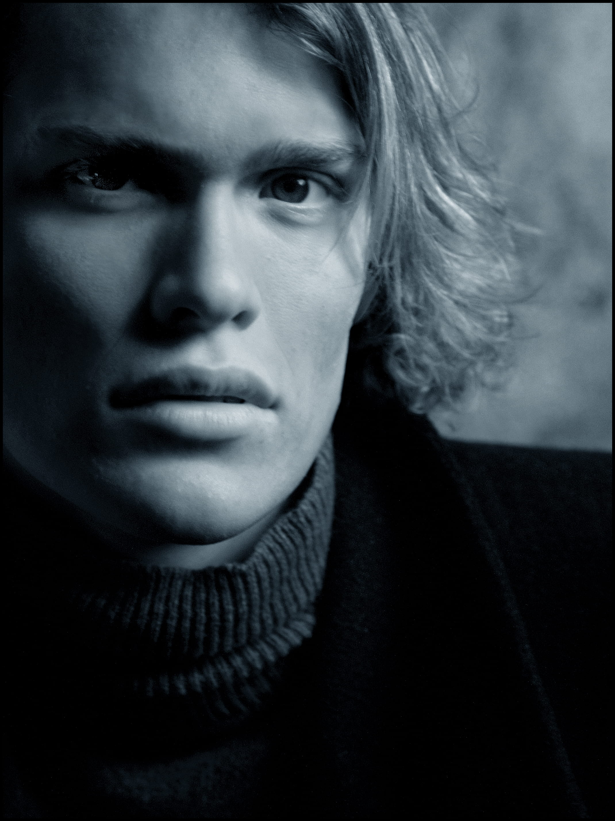 looking at camera, portrait, one person, black-and-white, fine-looking, 2K, man, person, young adult, real people, blond, headshot, close-up, hairstyle, Phone HD Wallpaper